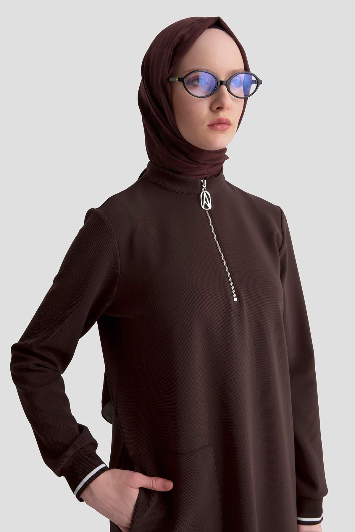 ARMİNE TREND Yakası Fermuarlı Kolları Ribanalı Örme Kumaş Tunik Kahverengi 25KT443