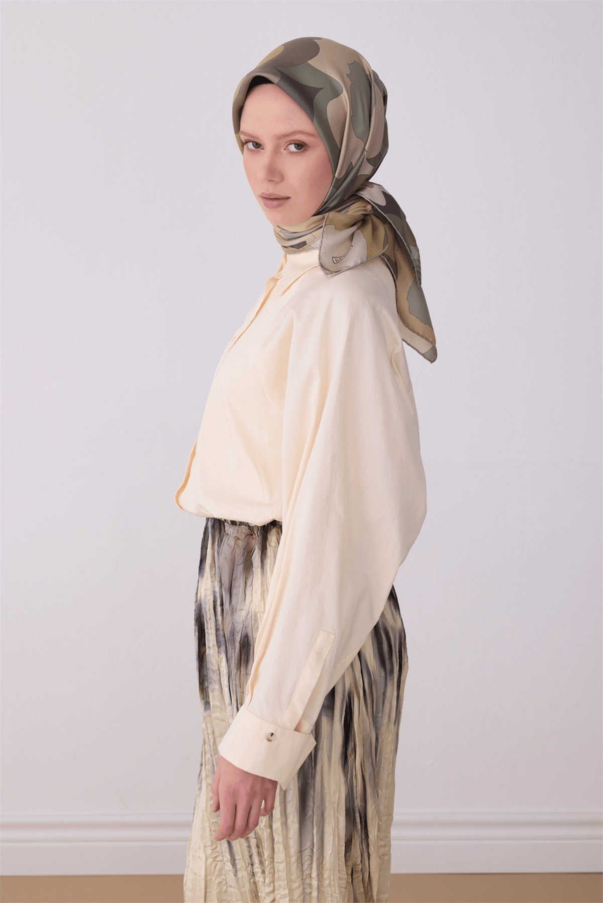 BELLİ Yeşil Çiçek Desen %100 Twill İpek Eşarp 4306-36