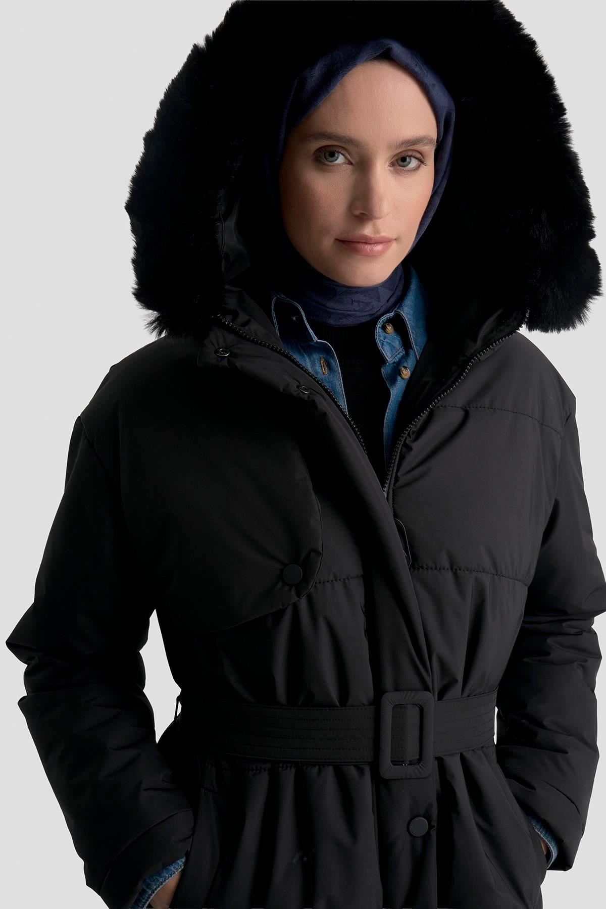 Boydan Fermuarlı Aller Detaylı Kemerli Kapüşonu Kürklü Mont Siyah 25KT743