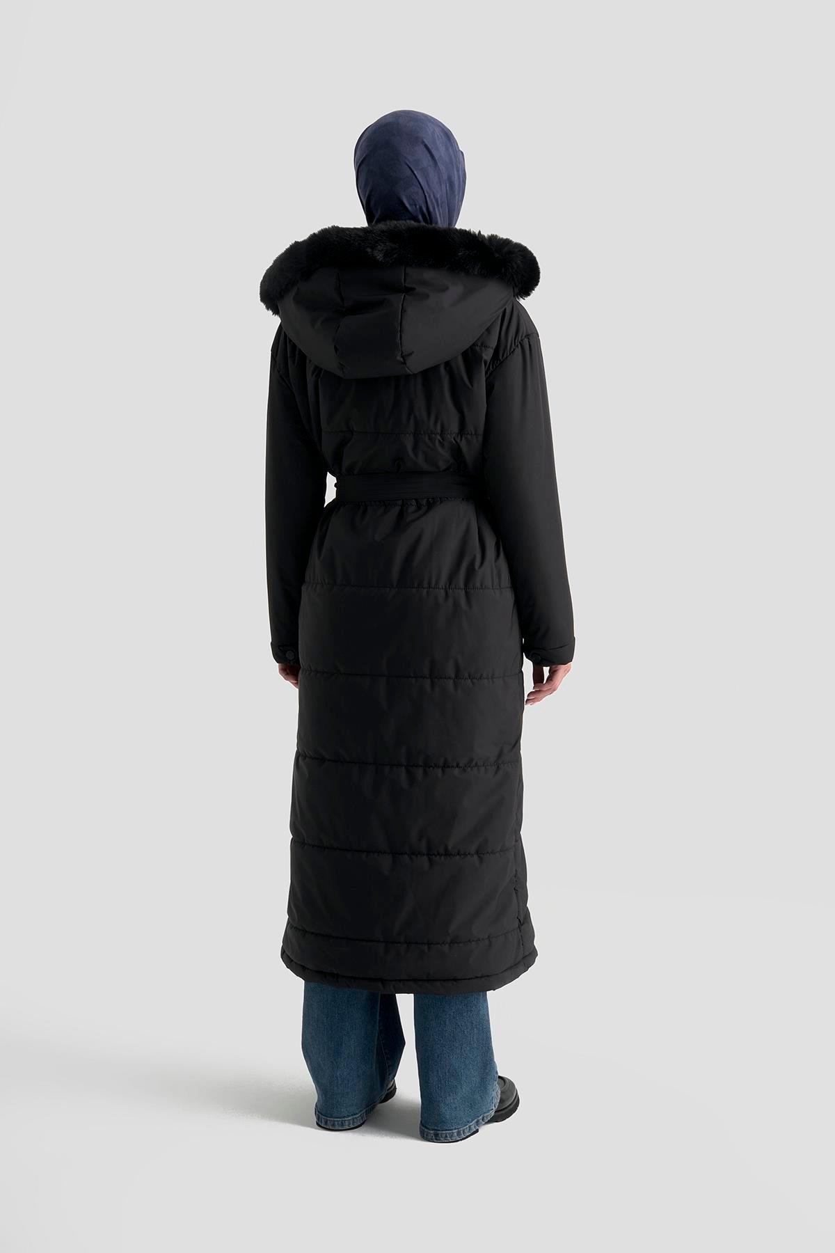 Boydan Fermuarlı Aller Detaylı Kemerli Kapüşonu Kürklü Mont Siyah 25KT743