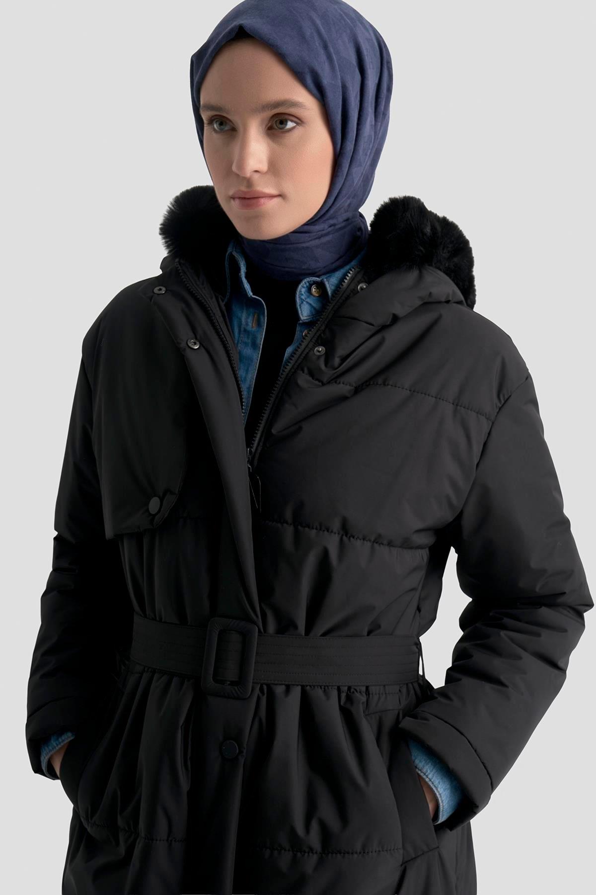 Boydan Fermuarlı Aller Detaylı Kemerli Kapüşonu Kürklü Mont Siyah 25KT743