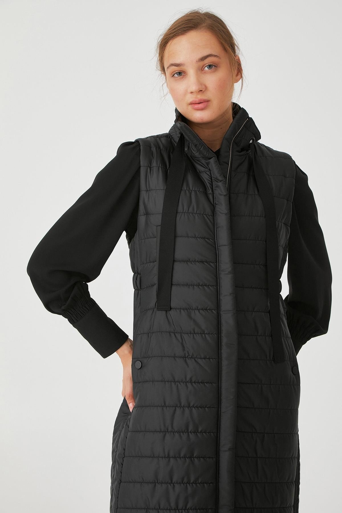 KA-A21-20003 Kayra Kapitoneli Dik Yaka Yelek Siyah