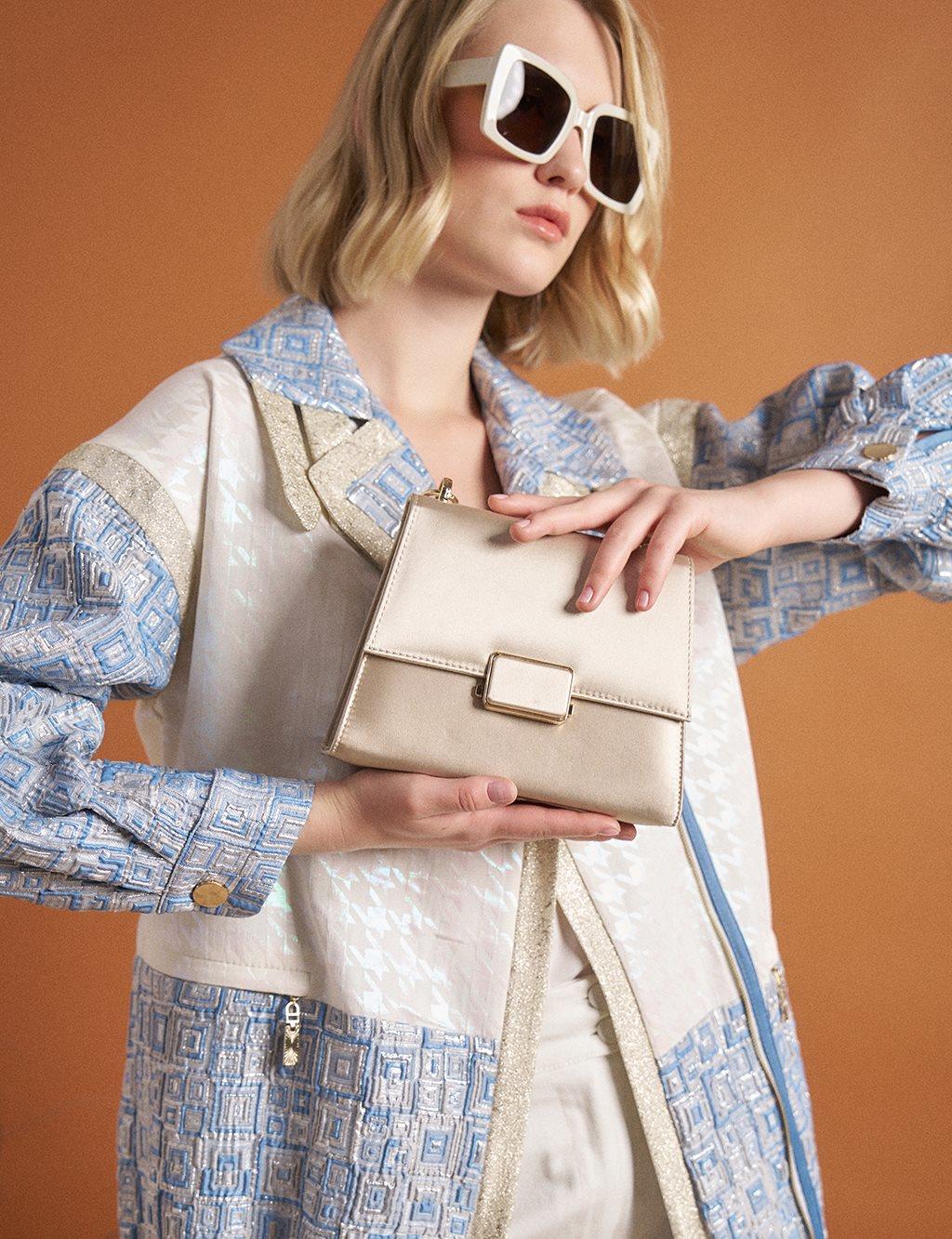 Kayra Metal Aksesuarlı Boncuklu Kapaklı Saten Çanta Krem KA-B25-CNT66