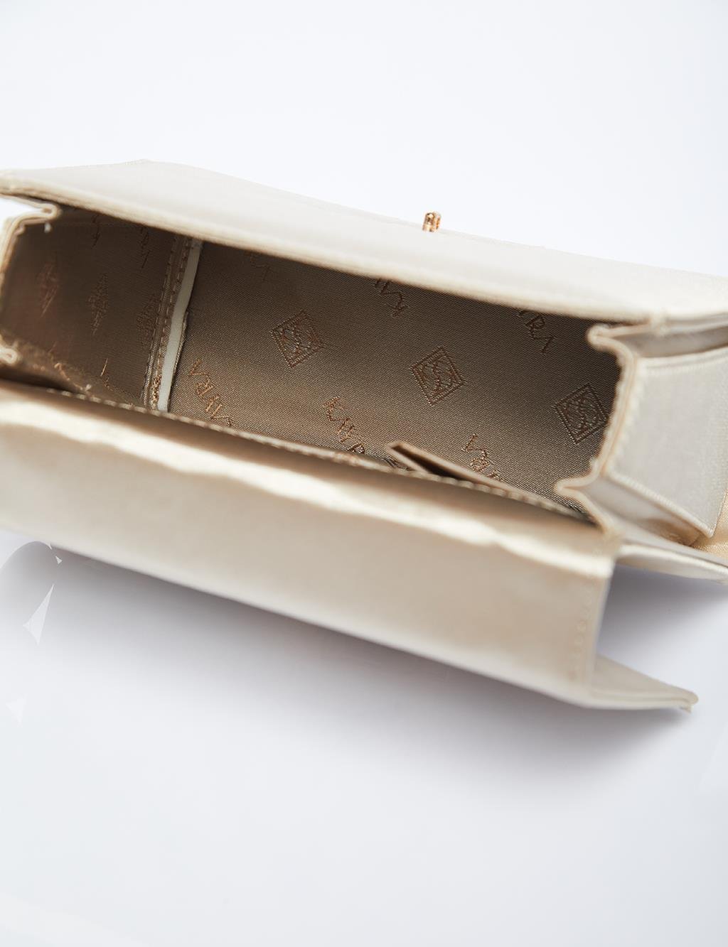 Kayra Metal Aksesuarlı Boncuklu Kapaklı Saten Çanta Krem KA-B25-CNT66