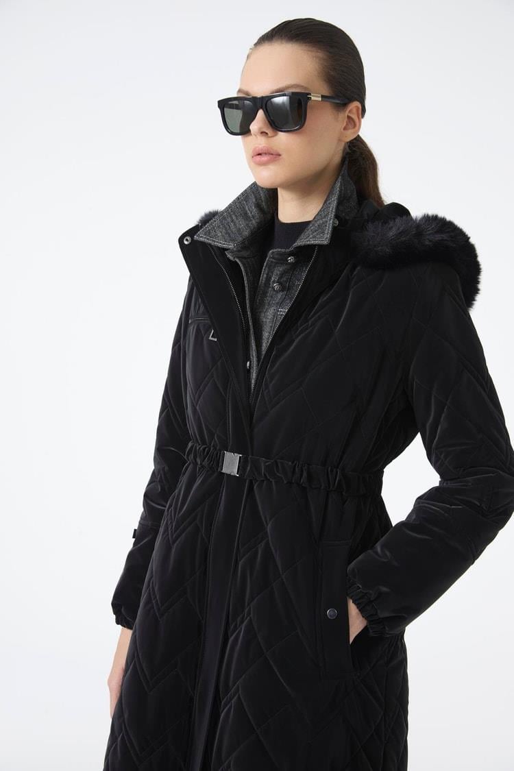 Zühre Kürk Detaylı Kapüşonlu Uzun Siyah Şişme Mont 12765
