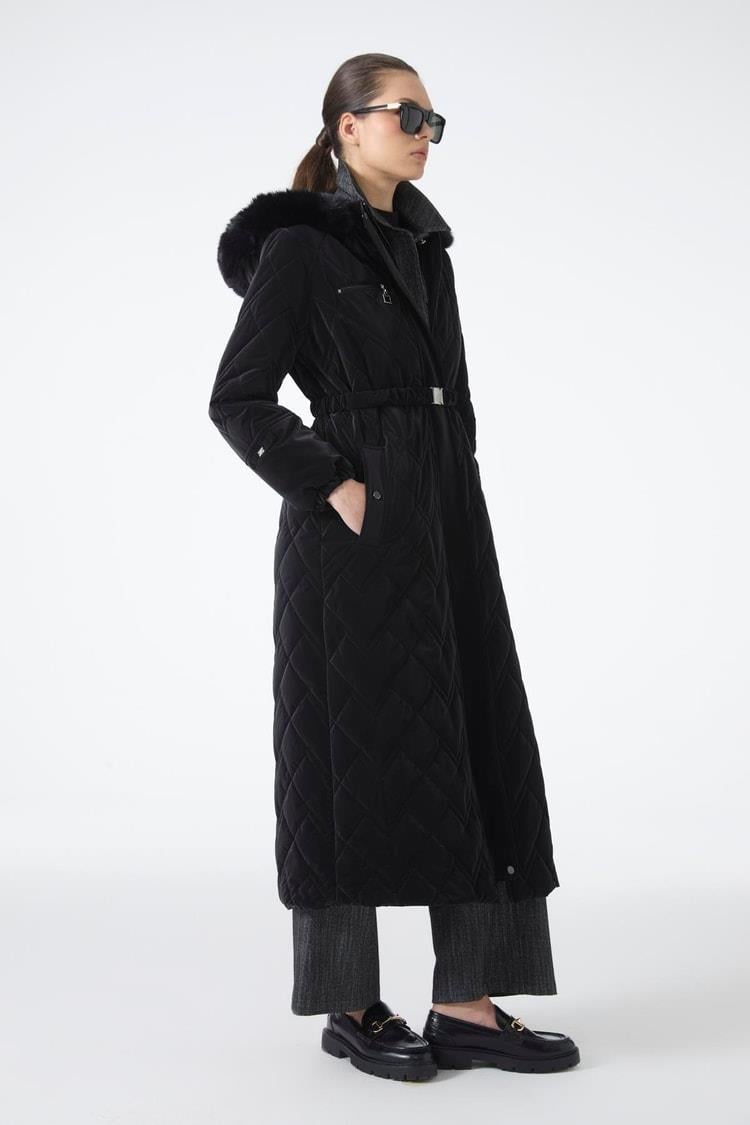 Zühre Kürk Detaylı Kapüşonlu Uzun Siyah Şişme Mont 12765