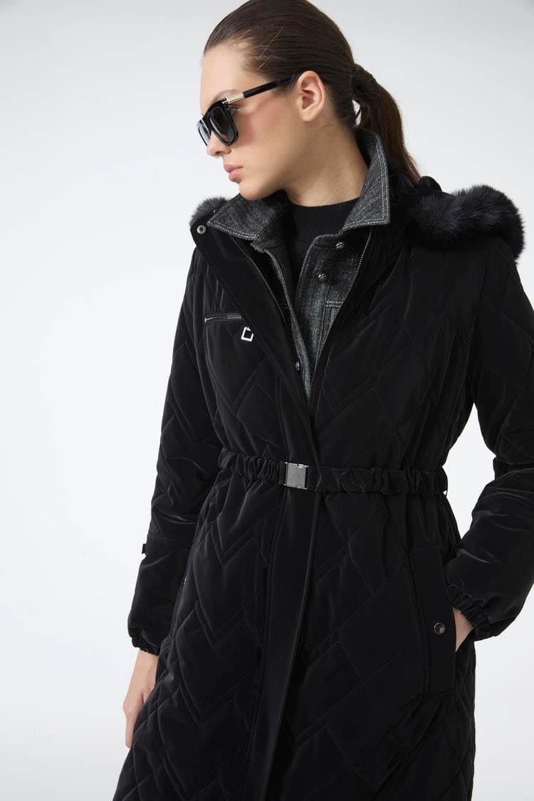 Zühre Kürk Detaylı Kapüşonlu Uzun Siyah Şişme Mont 12765