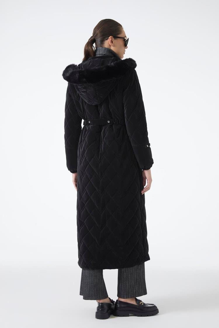 Zühre Kürk Detaylı Kapüşonlu Uzun Siyah Şişme Mont 12765