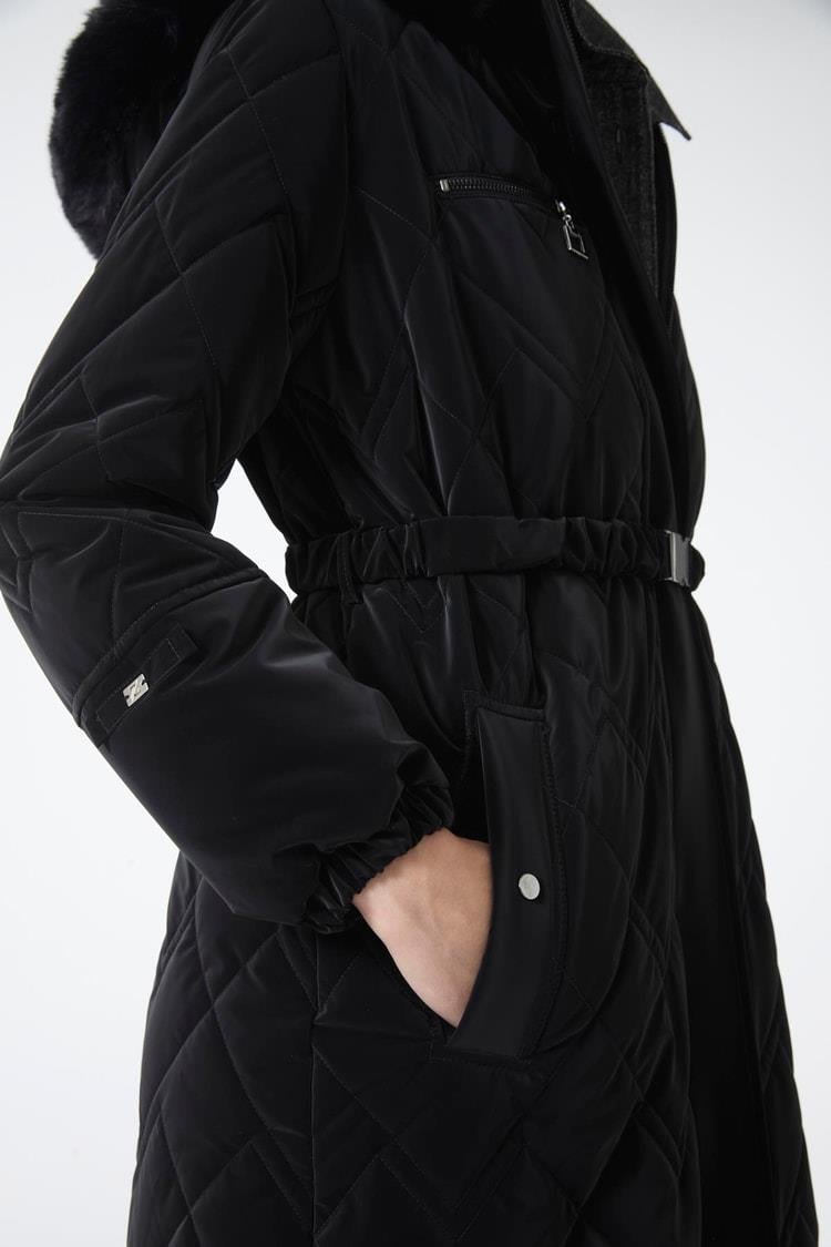 Zühre Kürk Detaylı Kapüşonlu Uzun Siyah Şişme Mont 12765