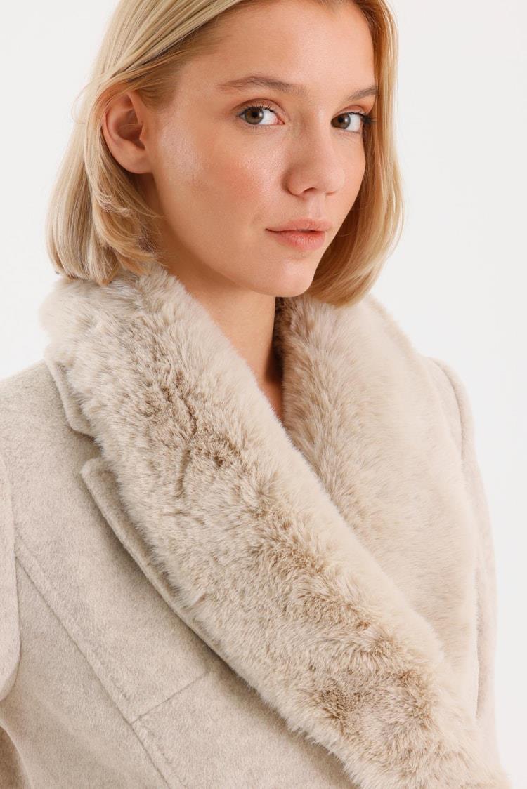 Zühre Kürk Yaka Cep Detaylı Kaşe Bej Kaban 13092