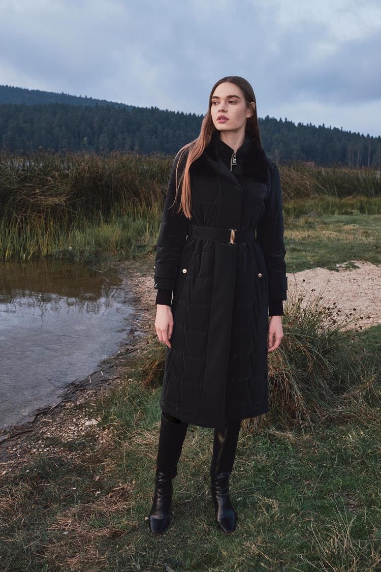 Zühre Yakası Kürk ve Kemer Detaylı Siyah Şişme Mont 12764