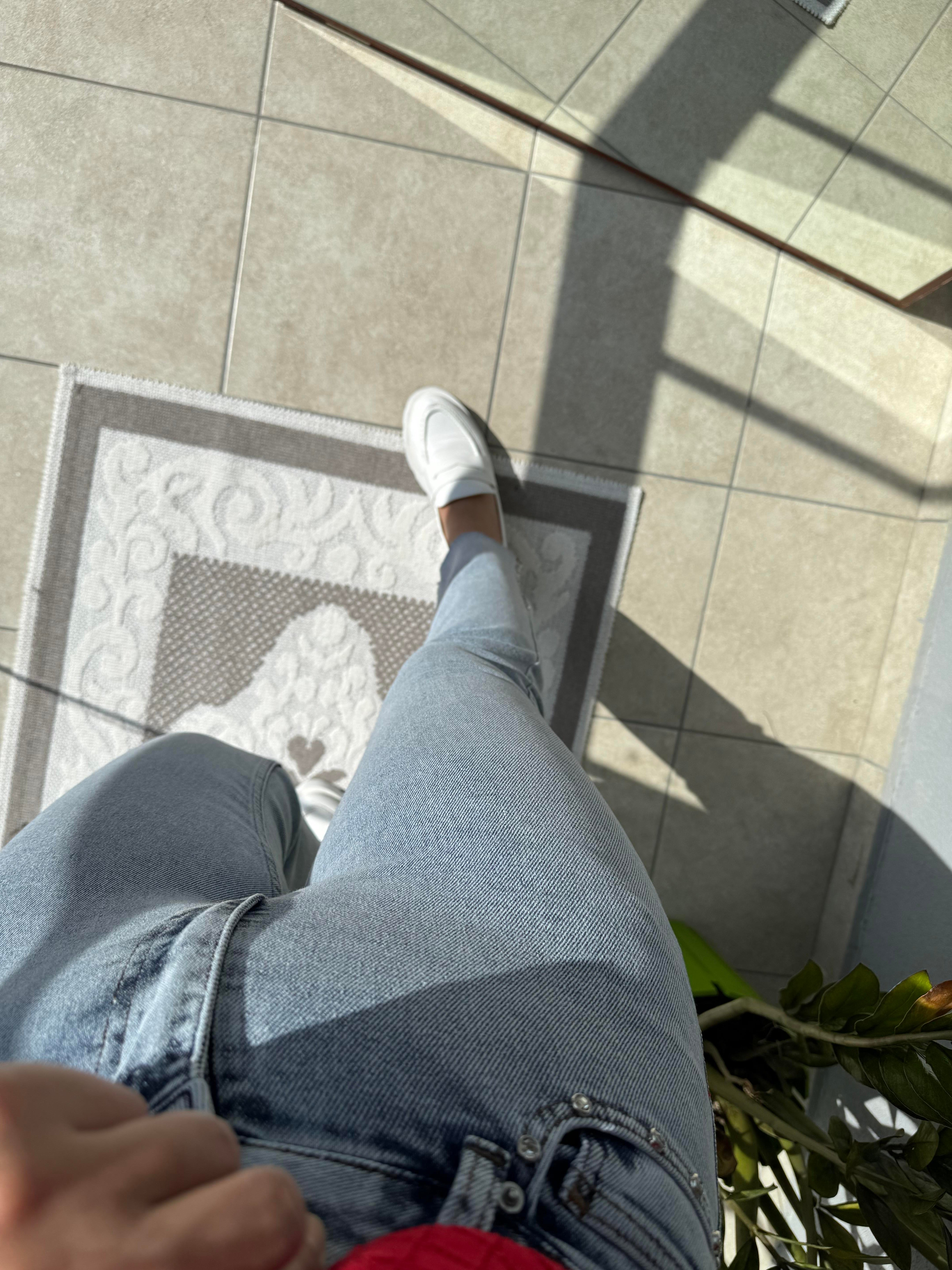  Yanı Yırtmaçlı Taşlı Kesik Paça Jean Kar Yıkama