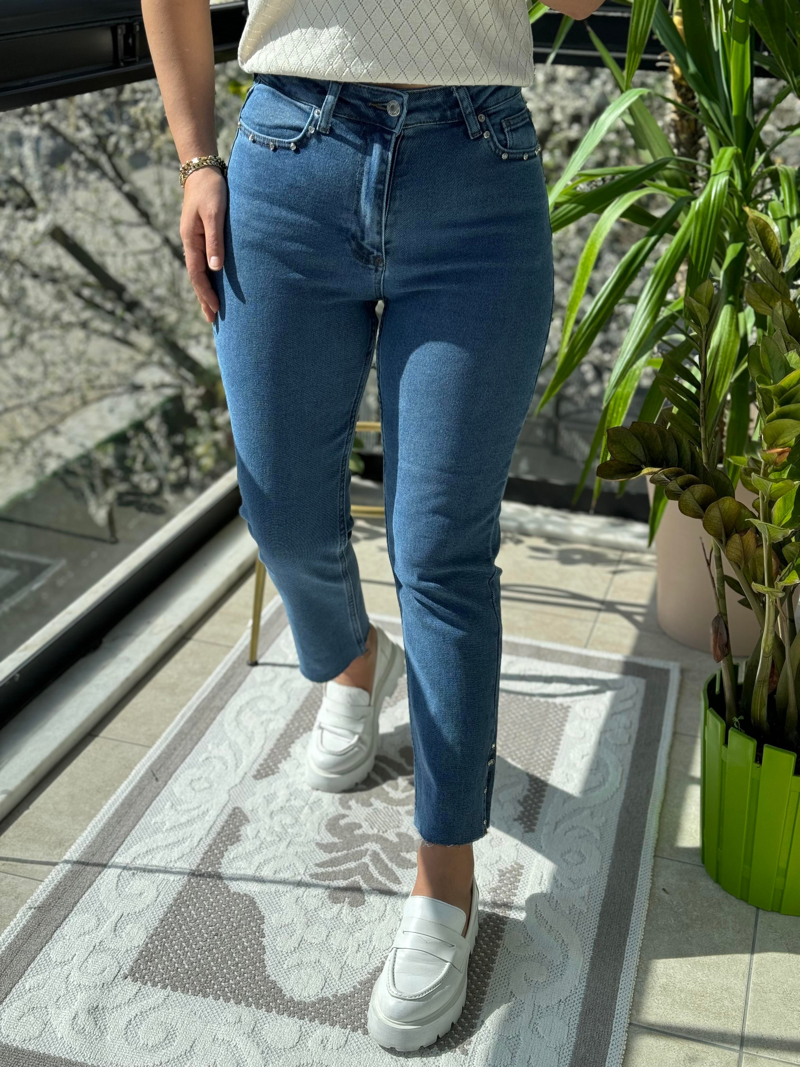  Yanı Yırtmaçlı Taşlı Kesik Paça Jean Mavi