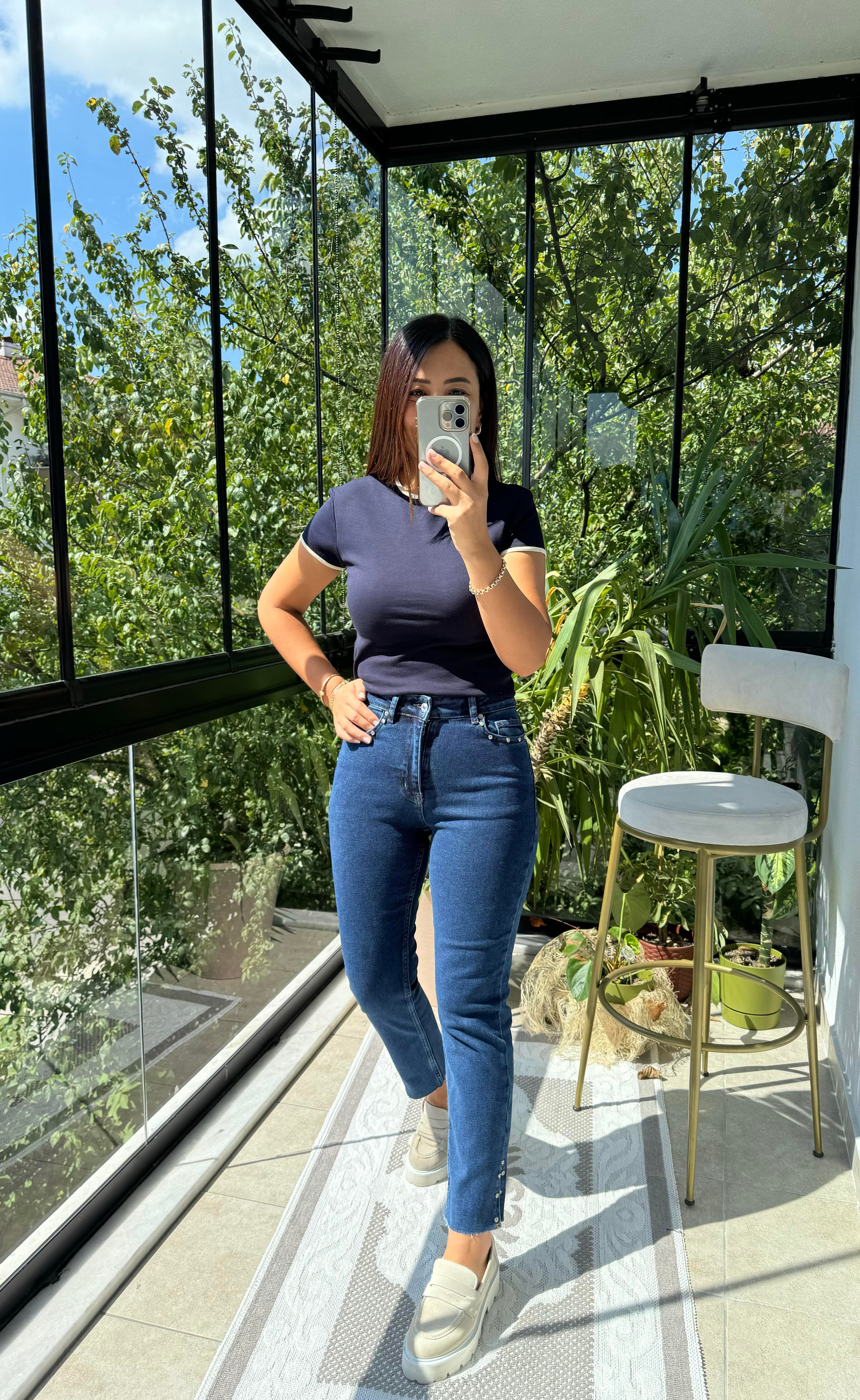  Yanı Yırtmaçlı Taşlı Kesik Paça Jean Lacivert