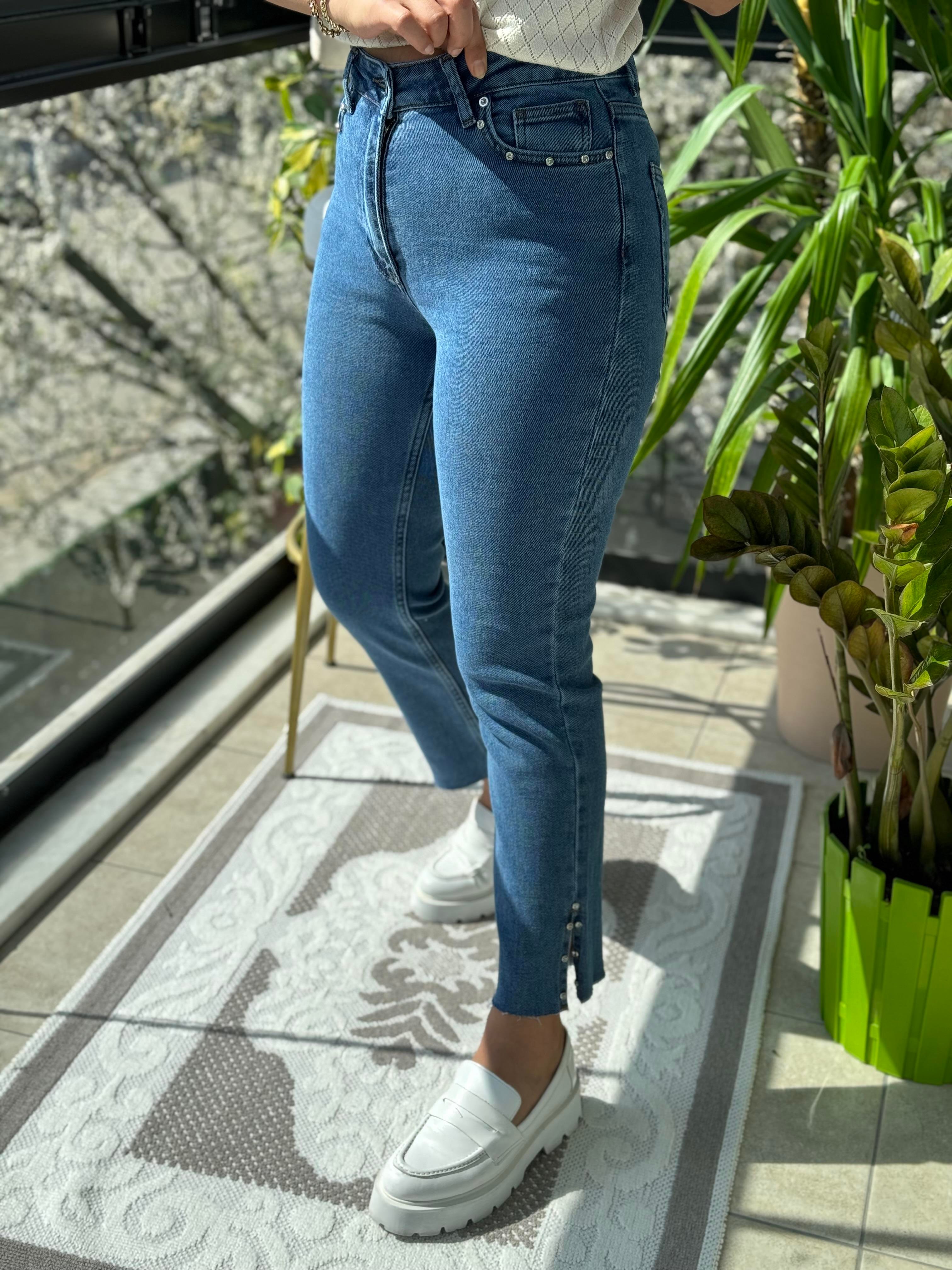  Yanı Yırtmaçlı Taşlı Kesik Paça Jean Mavi