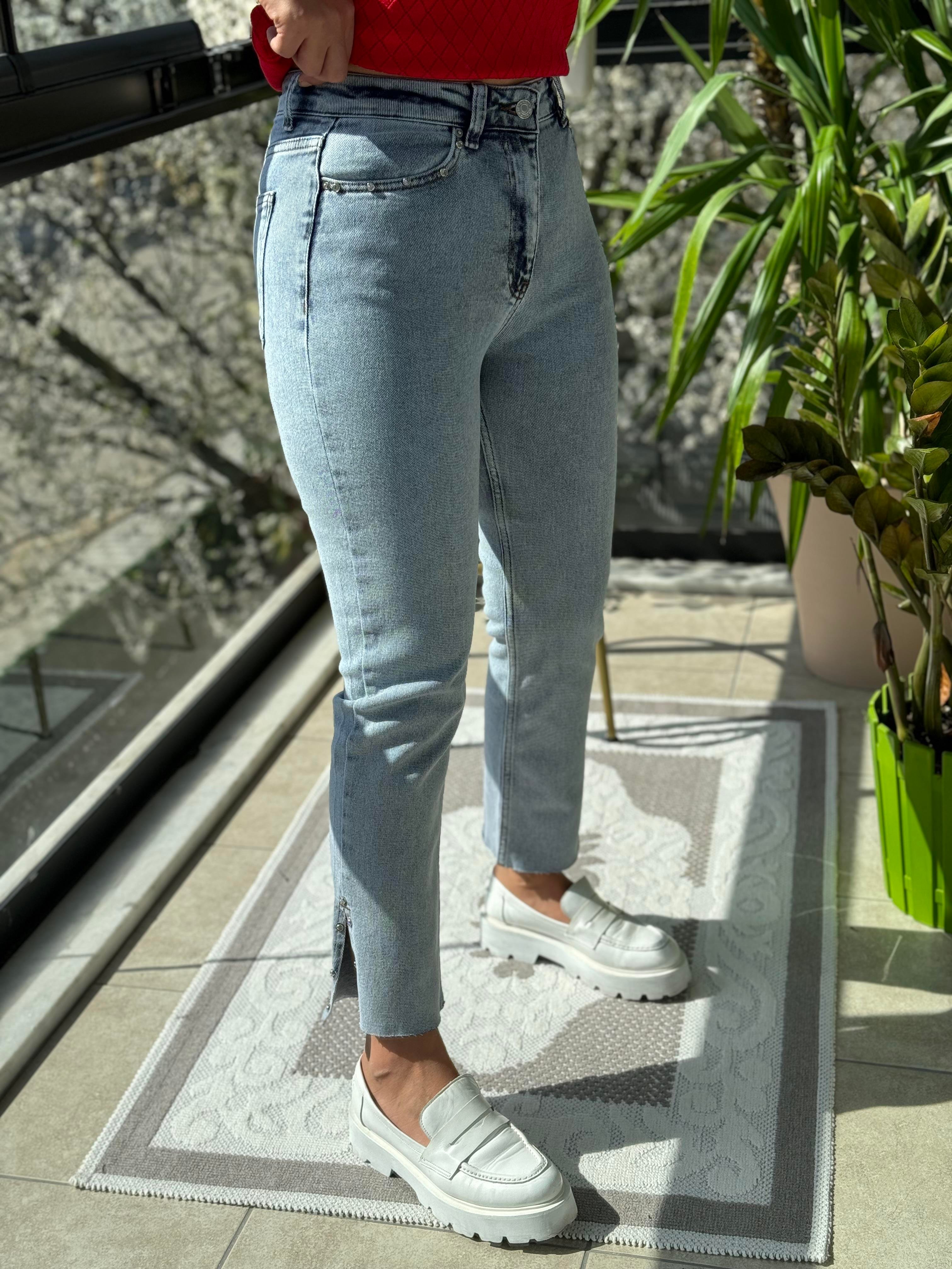  Yanı Yırtmaçlı Taşlı Kesik Paça Jean Kar Yıkama