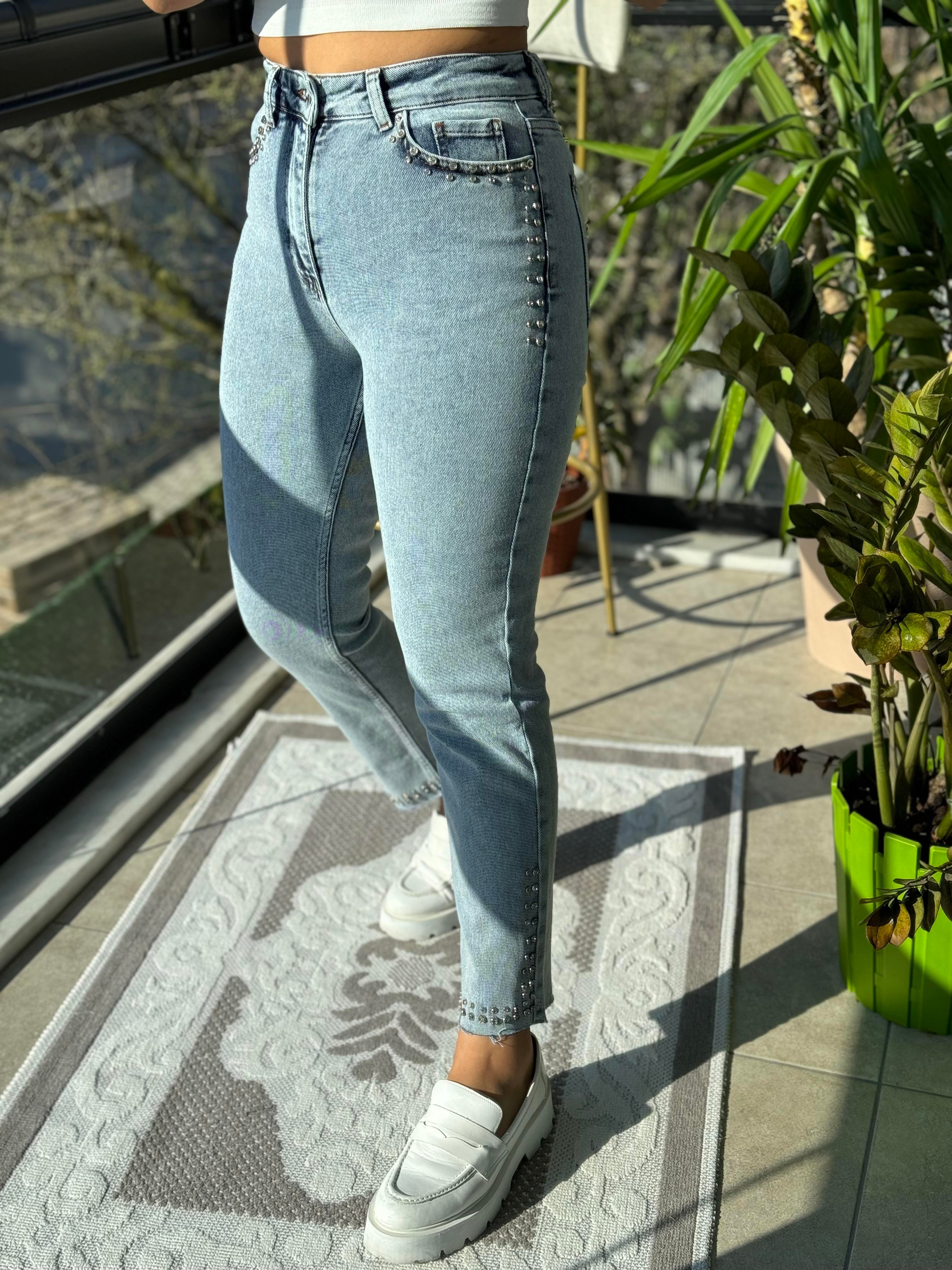 Cepleri ve Paçaları Taşlı Kesik Paça Jean Kar Yıkama