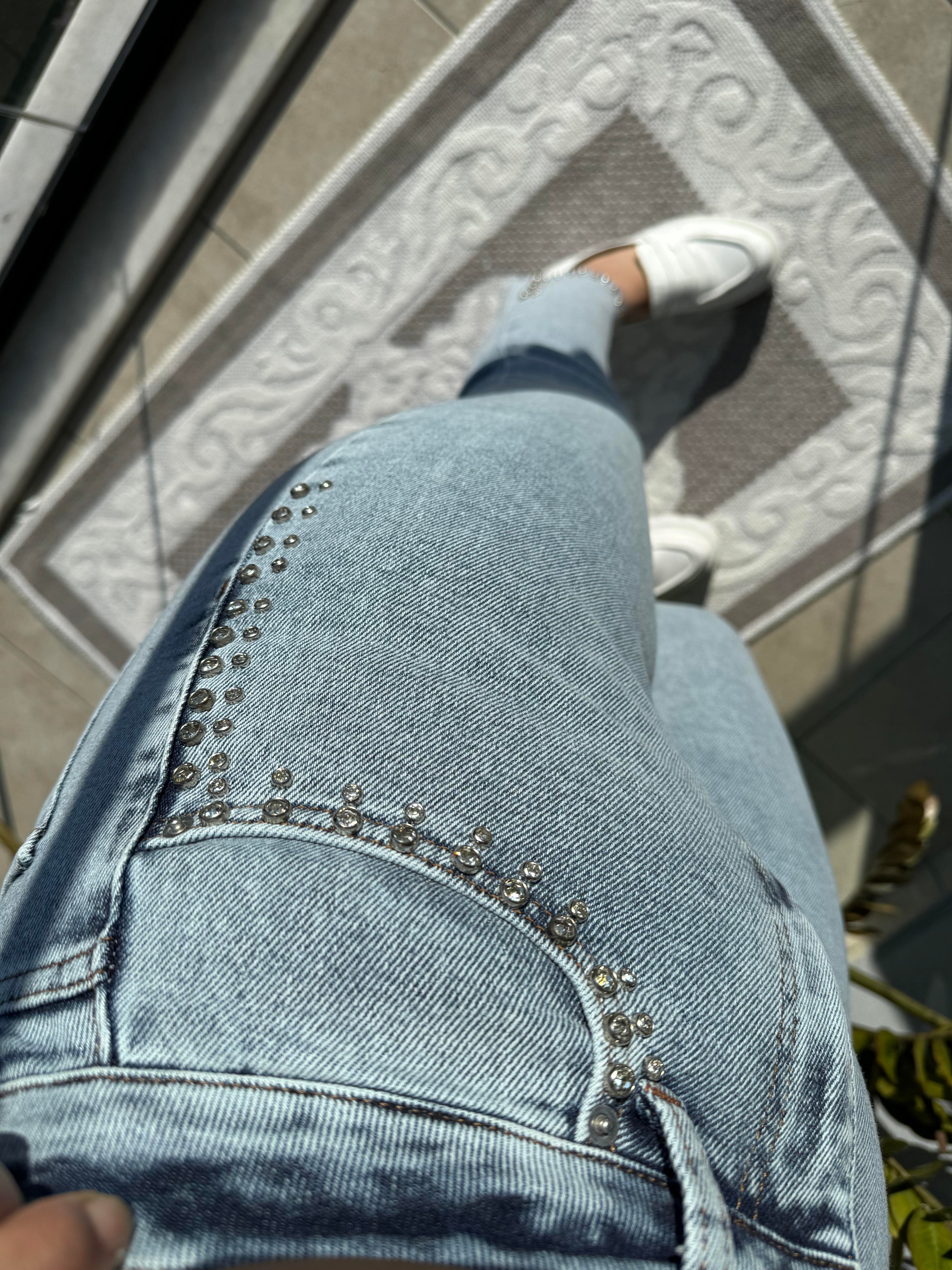 Cepleri ve Paçaları Taşlı Kesik Paça Jean Kar Yıkama