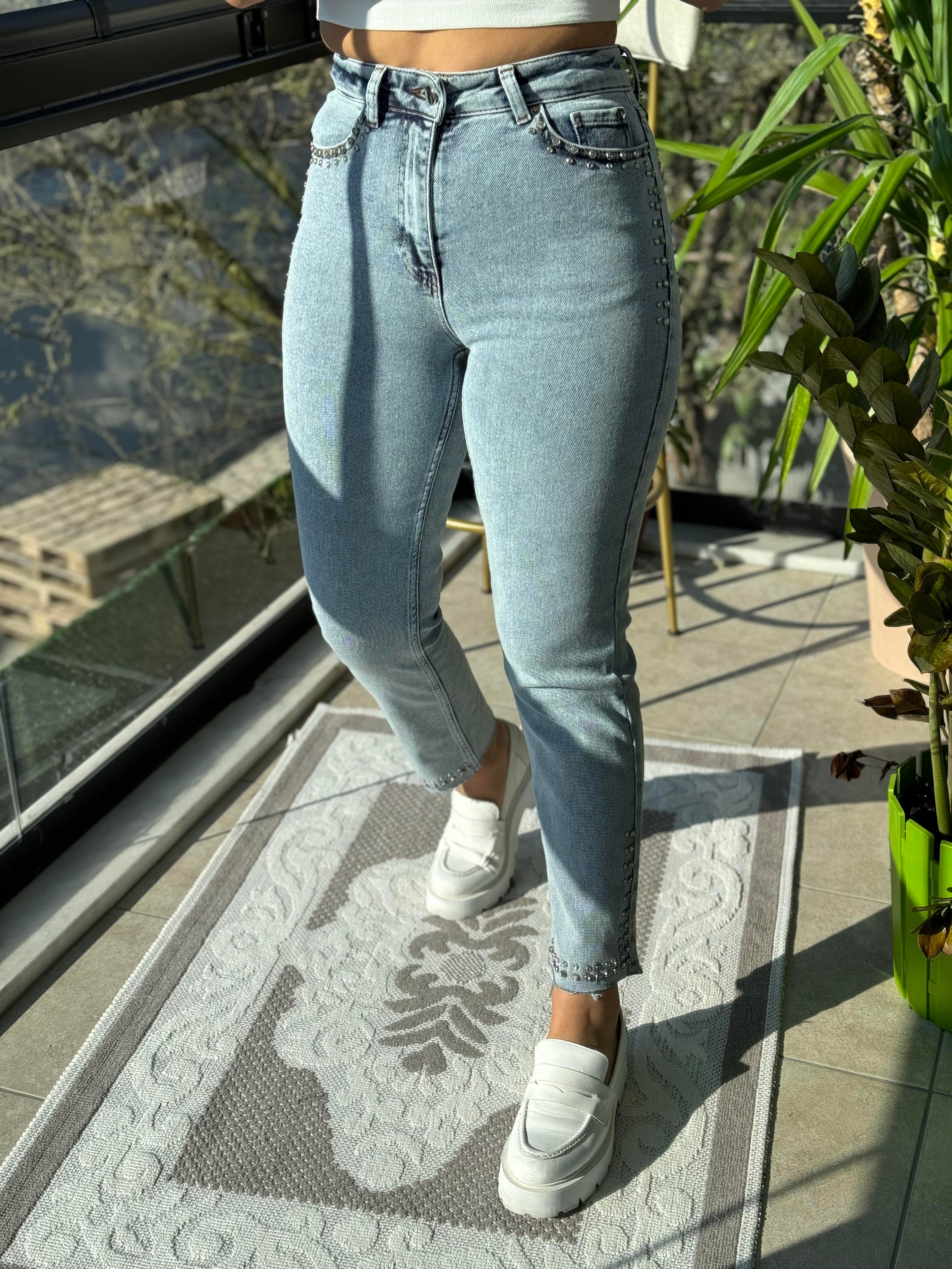 Cepleri ve Paçaları Taşlı Kesik Paça Jean Kar Yıkama