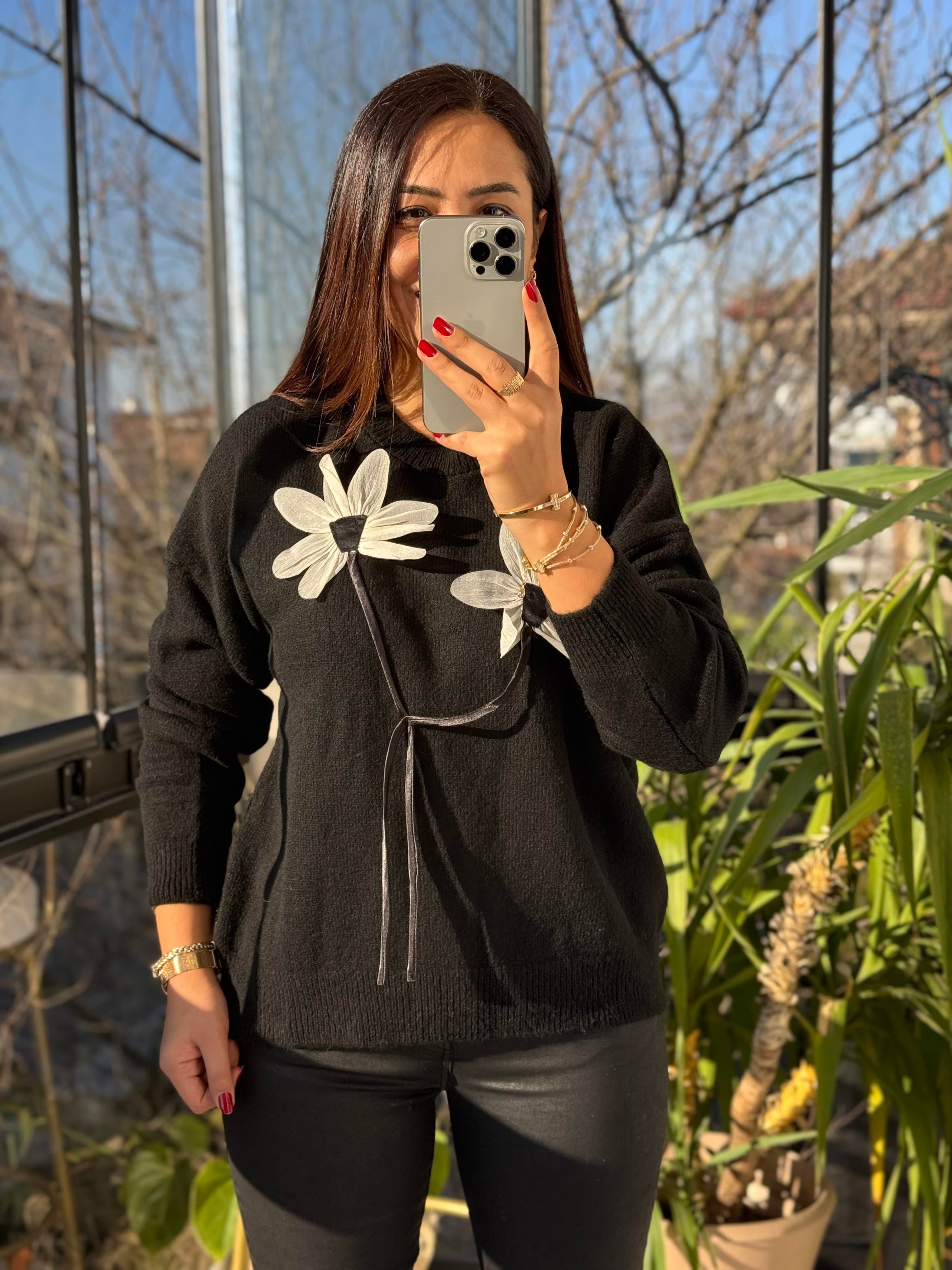 Çiçek Bağlamalı Kazak Siyah