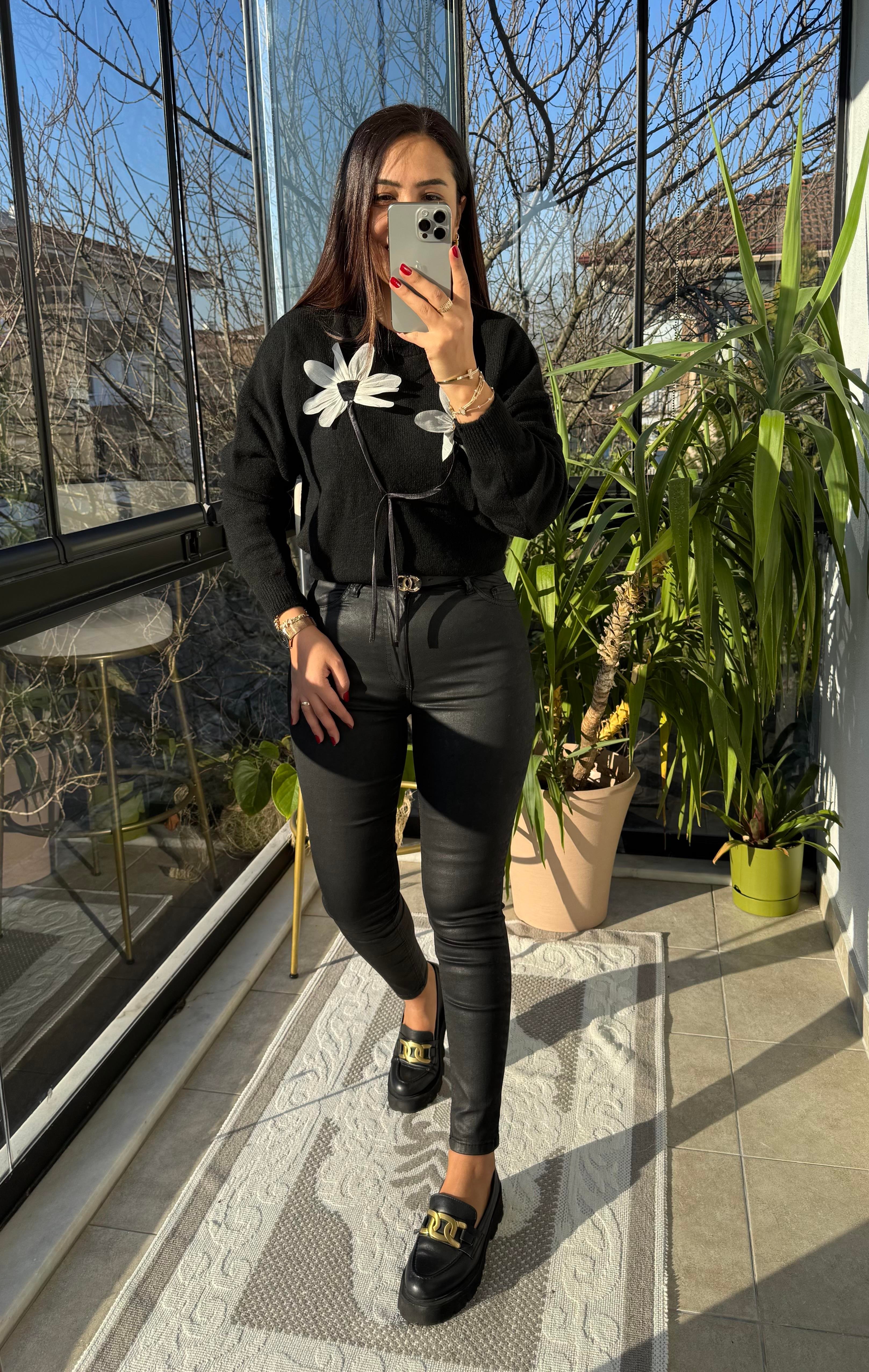 Çiçek Bağlamalı Kazak Siyah