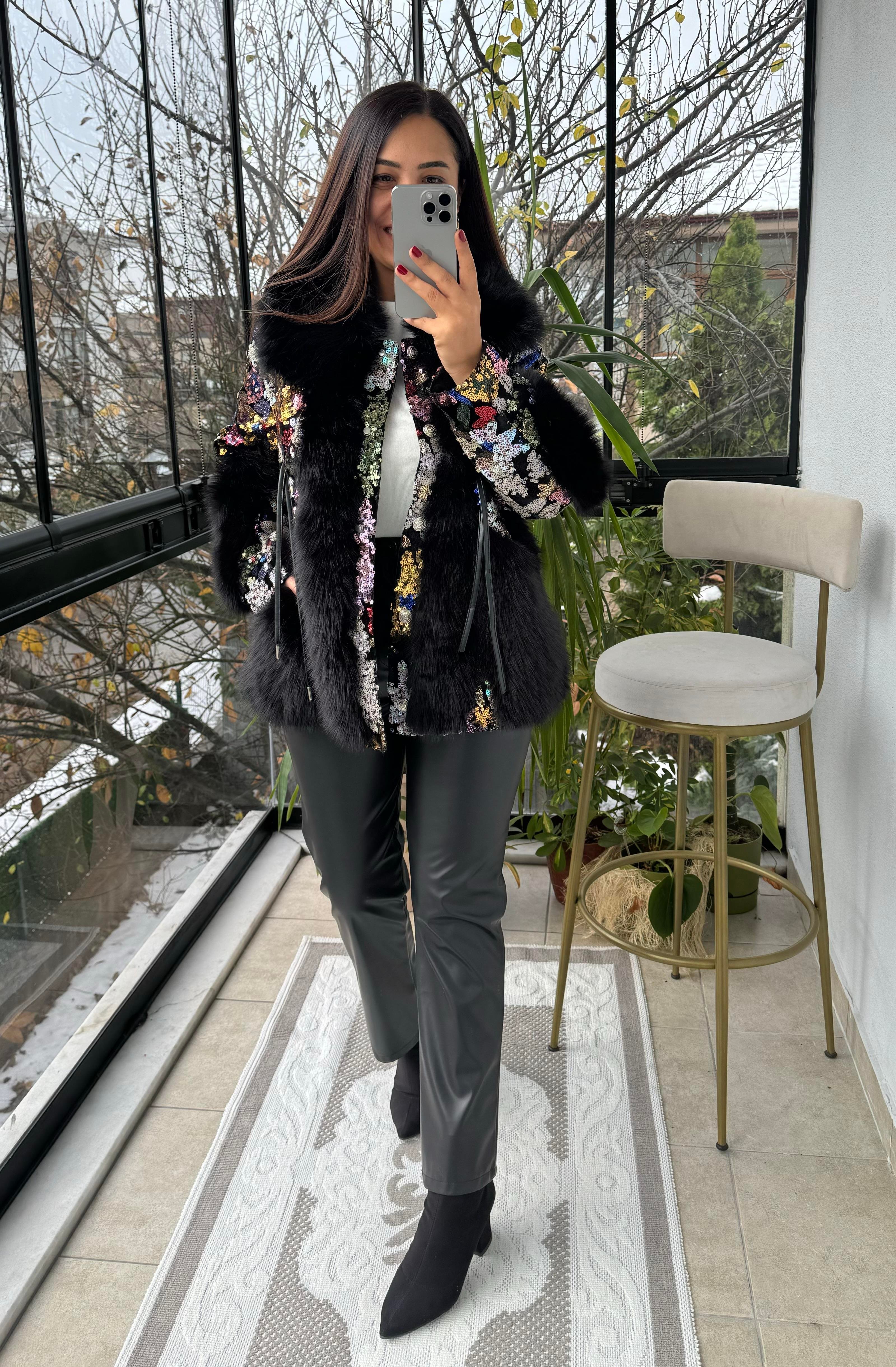 İthal Deri Bağlama Detaylı Renkli Payetli Kürk Siyah