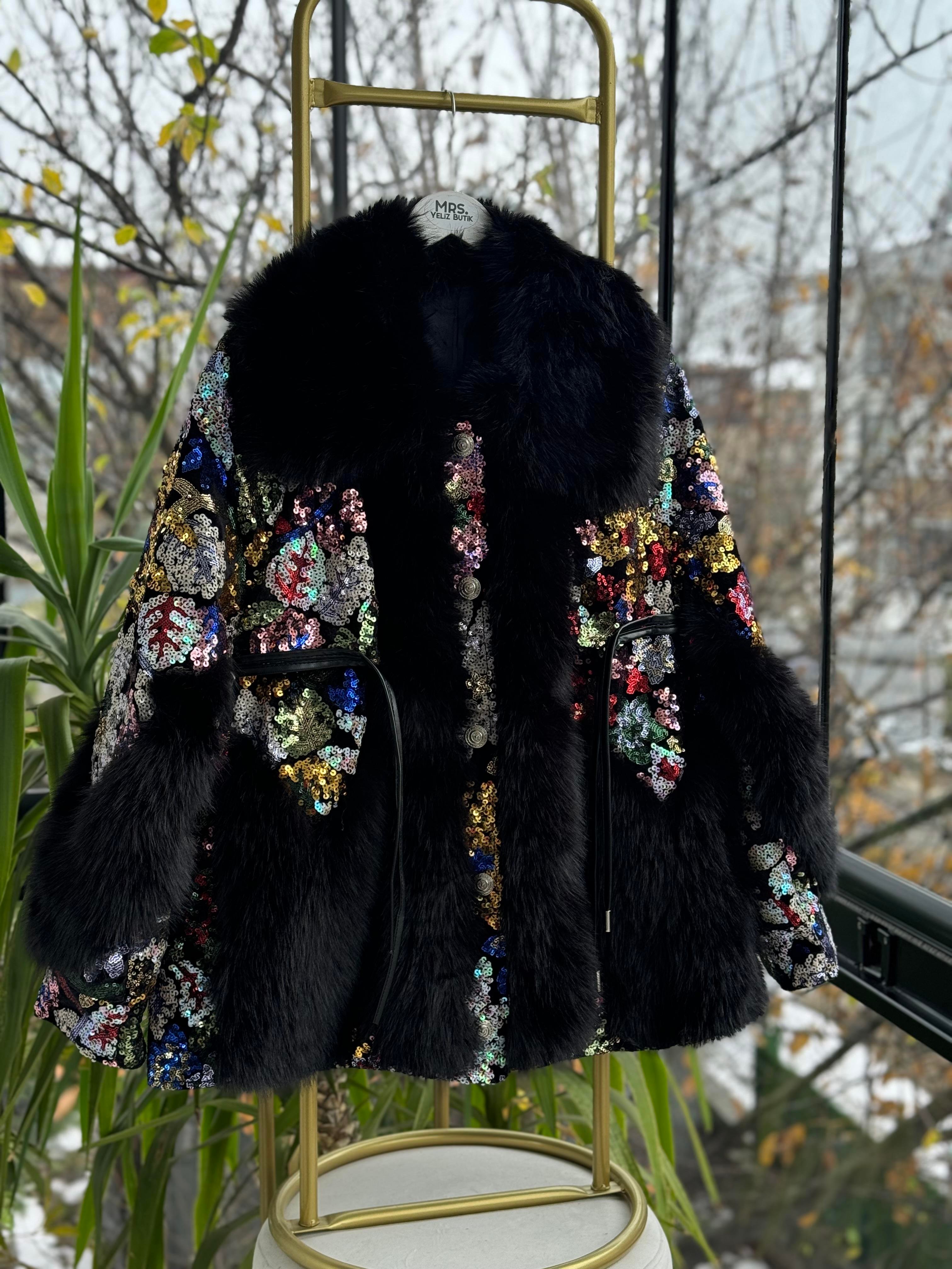 İthal Deri Bağlama Detaylı Renkli Payetli Kürk Siyah