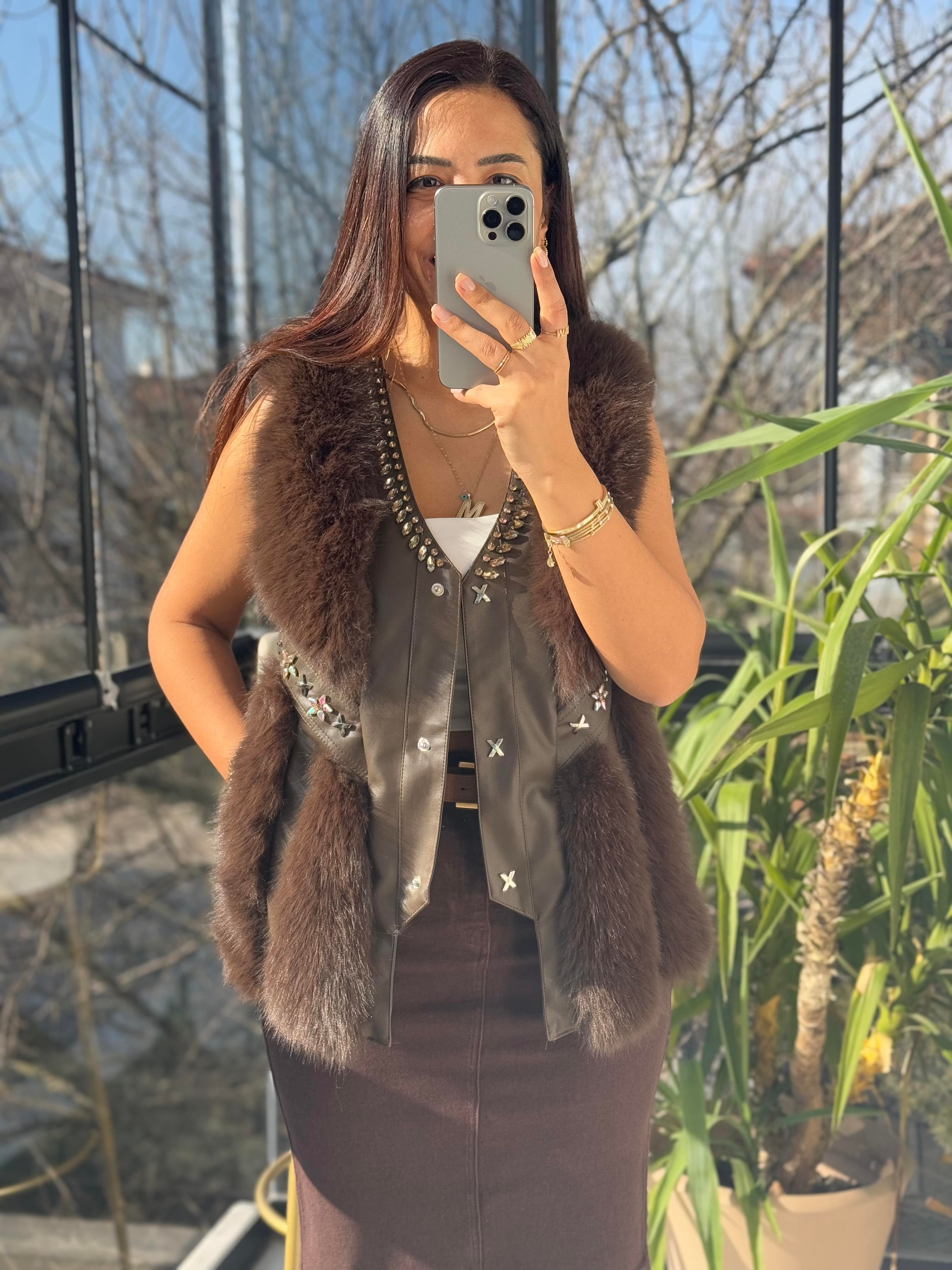 İthal Deri Ve Taş Detaylı Kürklü Yelek Kahve