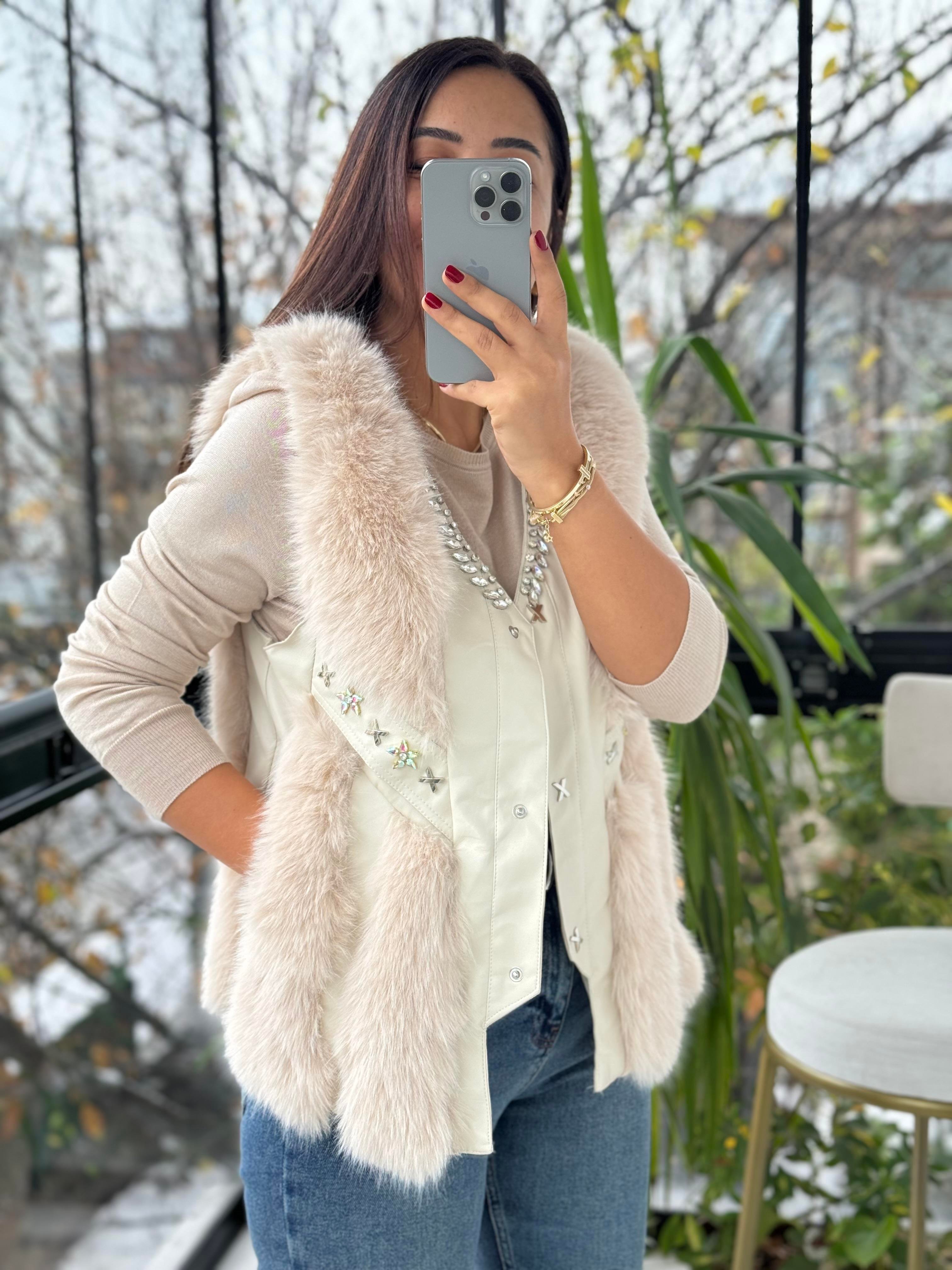 İthal Deri Ve Taş Detaylı Kürklü Yelek Bej