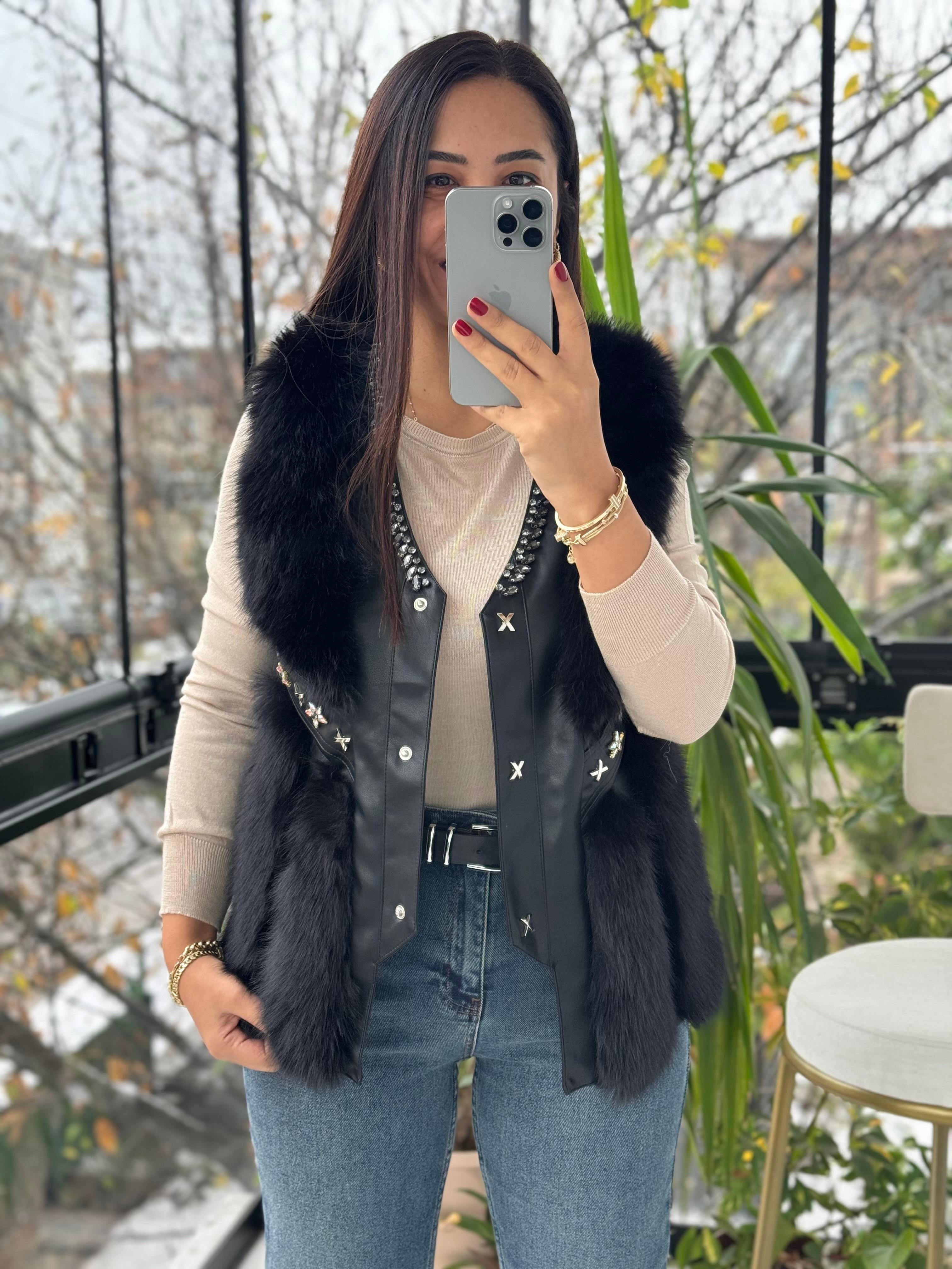 İthal Deri Ve Taş Detaylı Kürklü Yelek Siyah