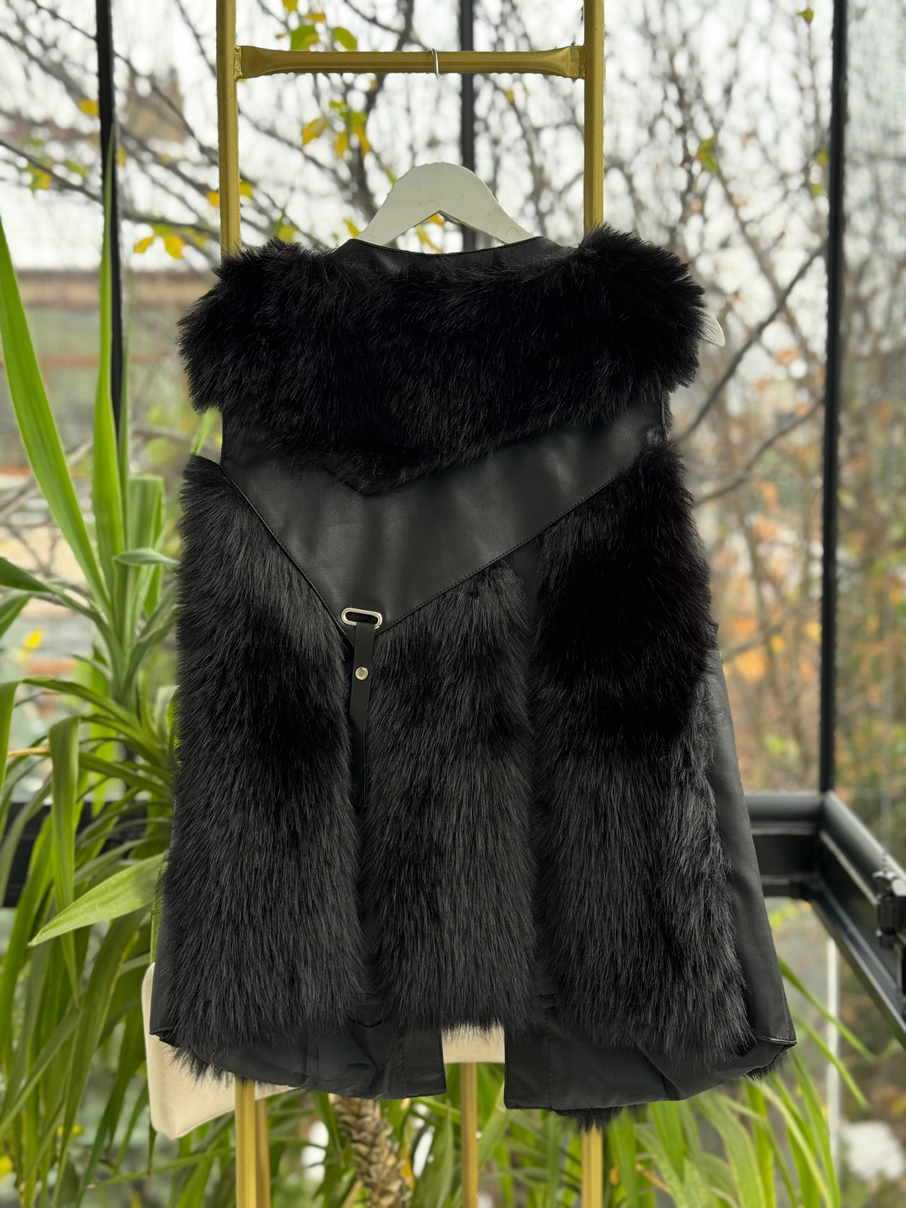 İthal Deri Ve Taş Detaylı Kürklü Yelek Siyah