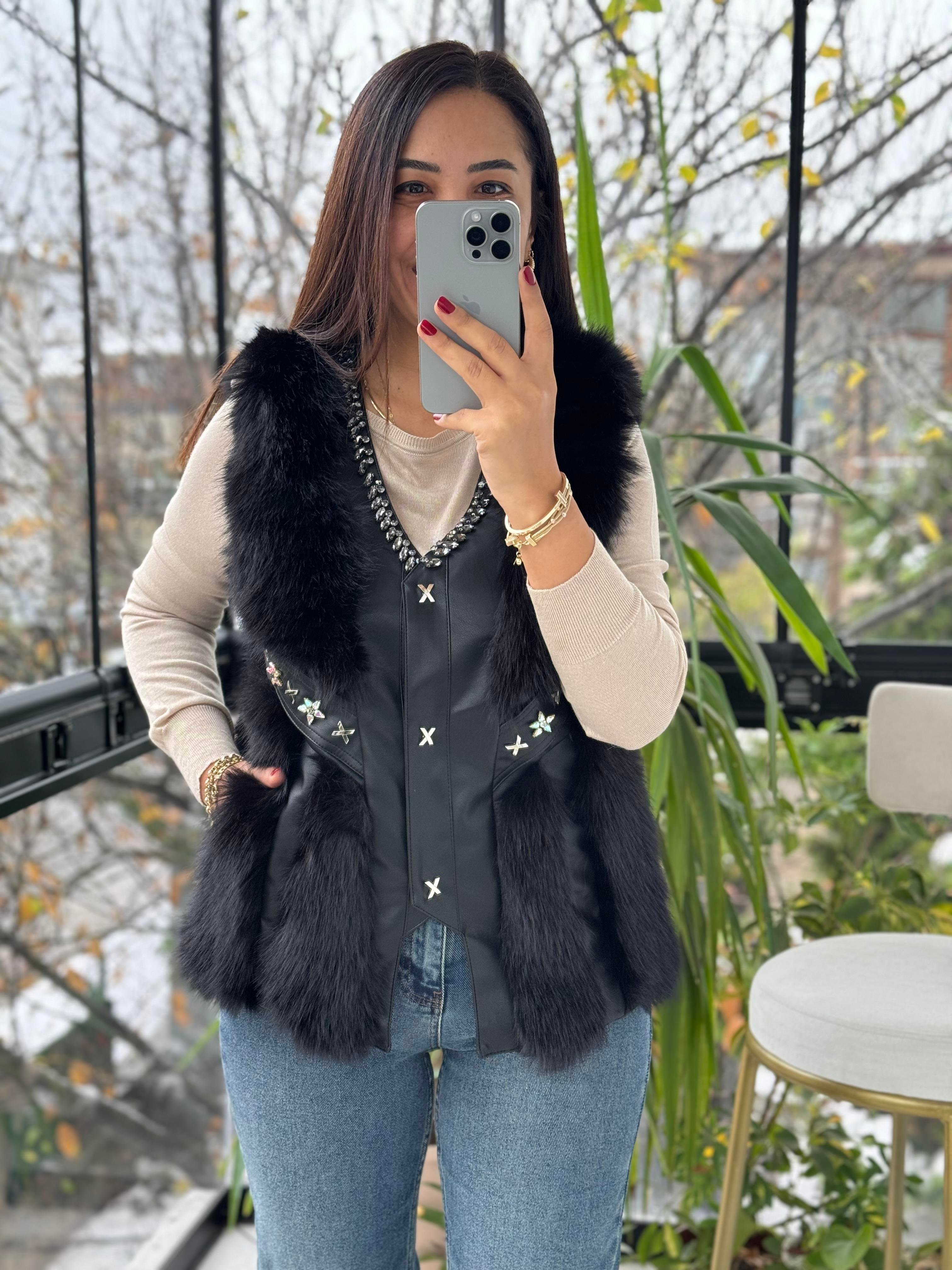 İthal Deri Ve Taş Detaylı Kürklü Yelek Siyah