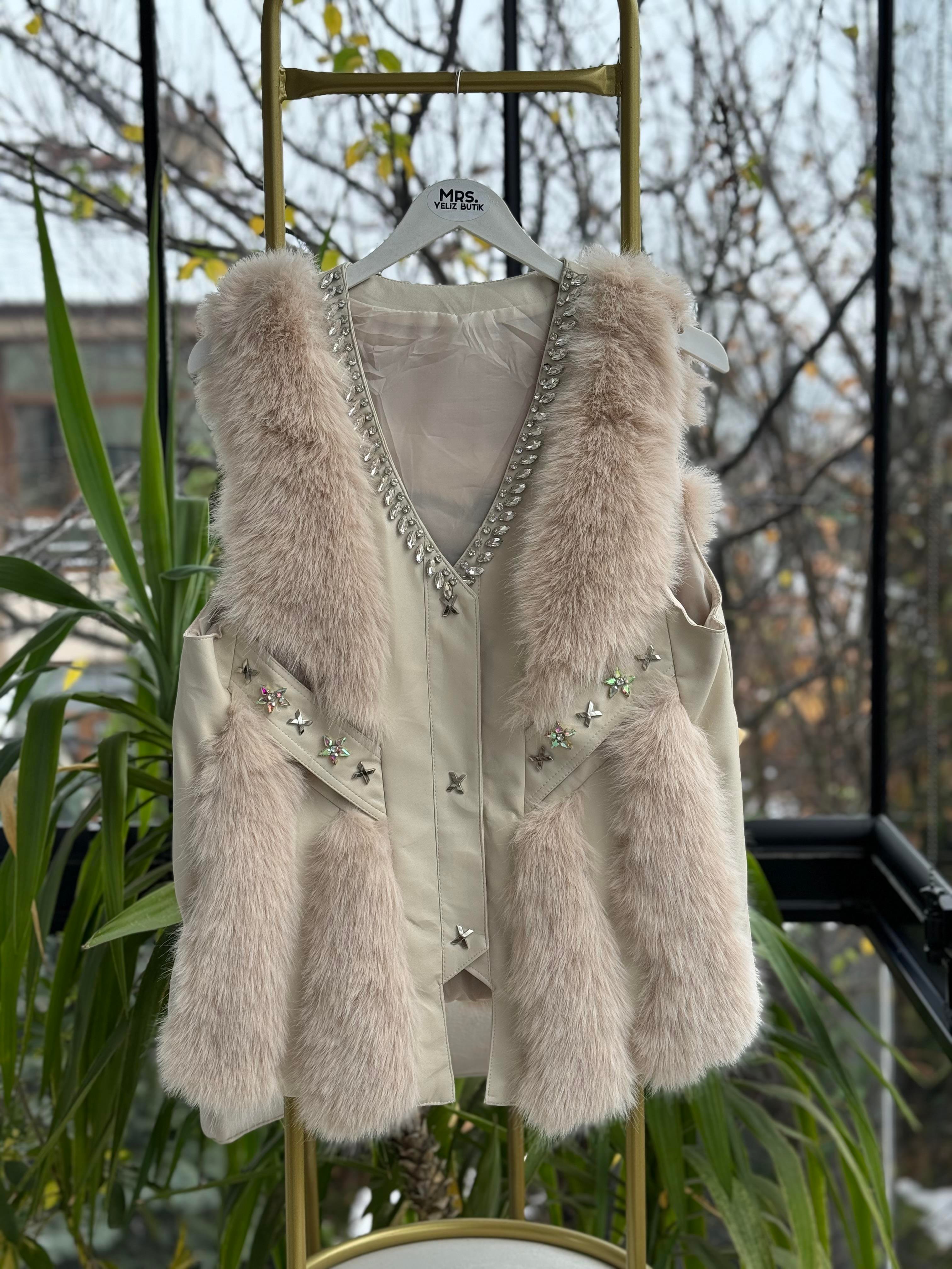 İthal Deri Ve Taş Detaylı Kürklü Yelek Bej
