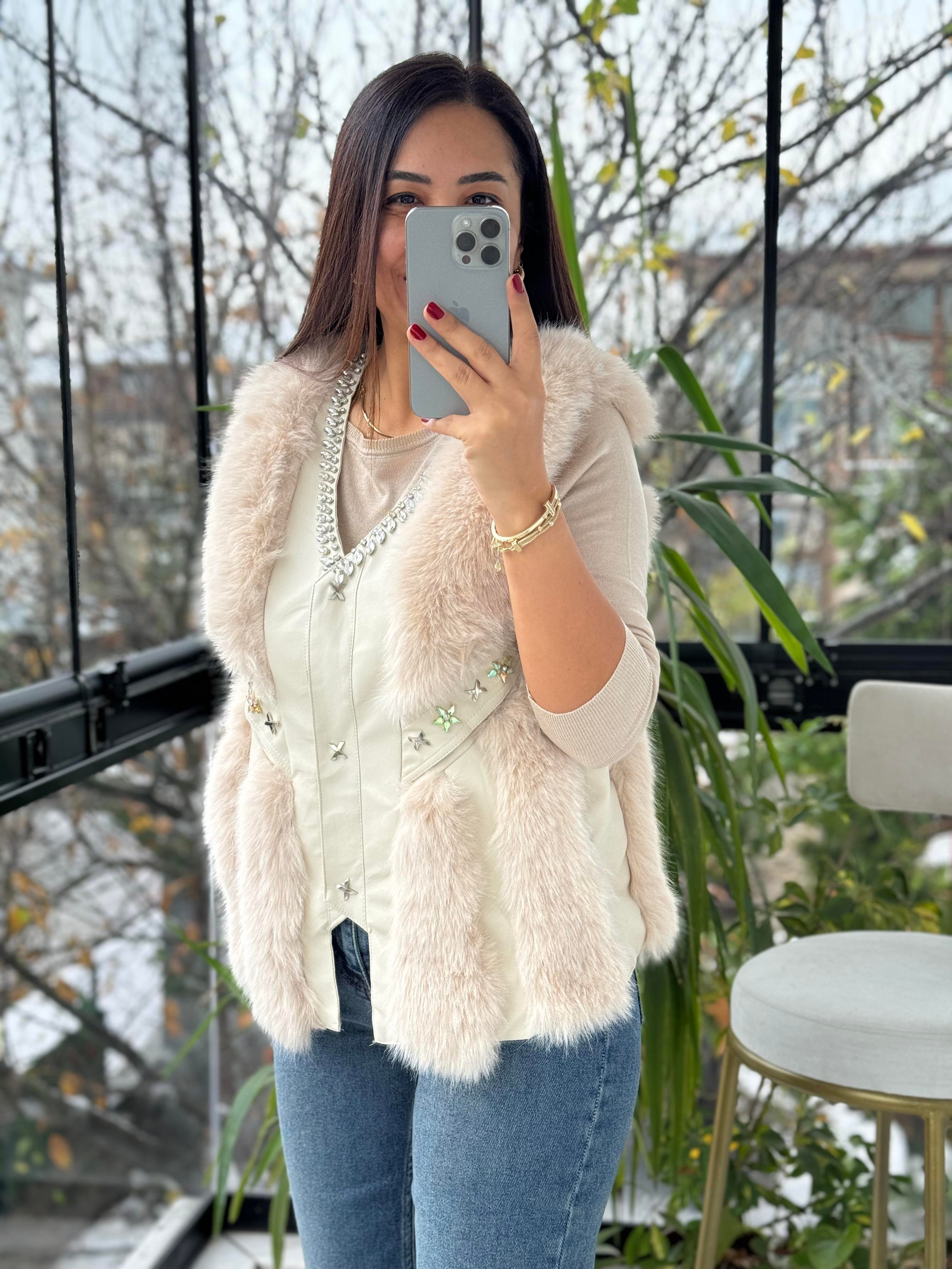 İthal Deri Ve Taş Detaylı Kürklü Yelek Bej