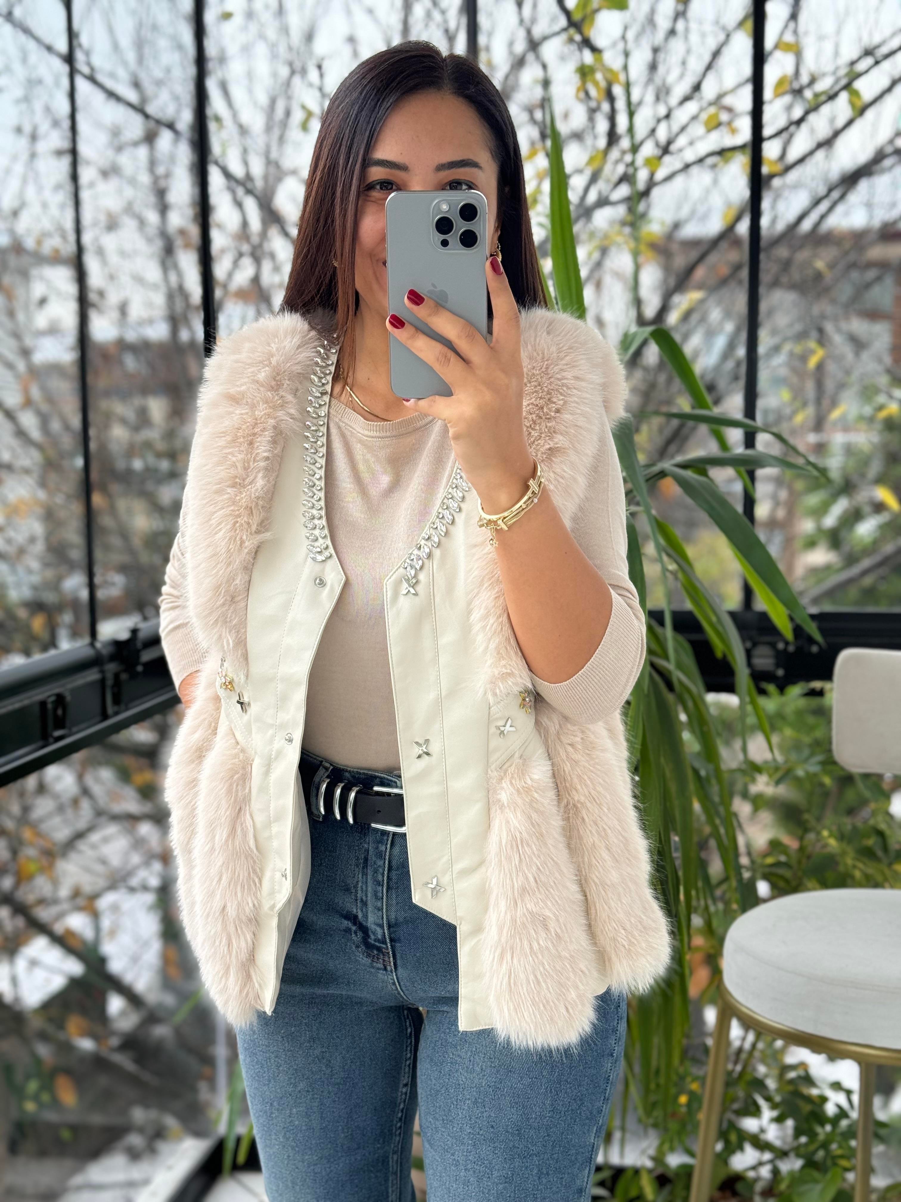 İthal Deri Ve Taş Detaylı Kürklü Yelek Bej