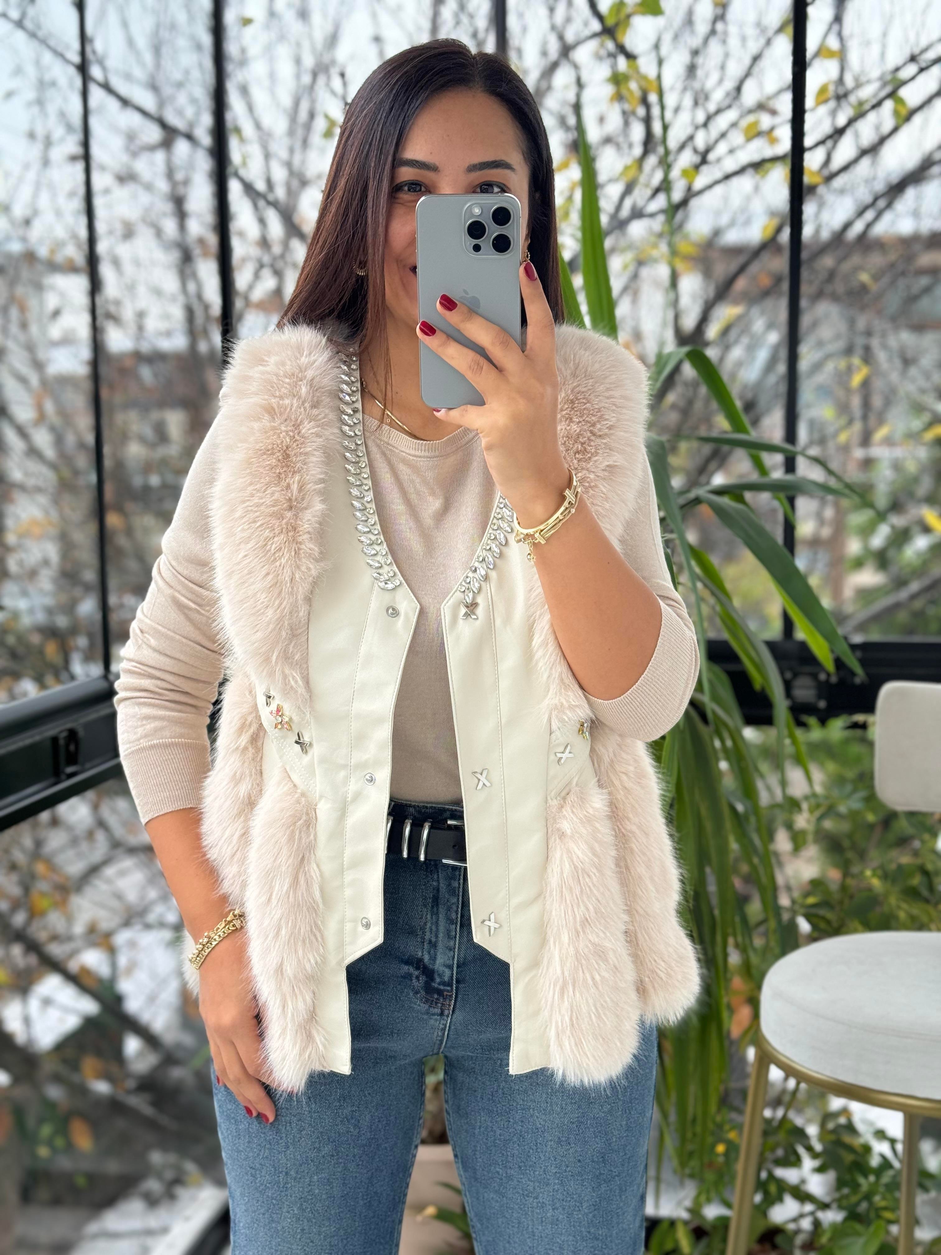 İthal Deri Ve Taş Detaylı Kürklü Yelek Bej