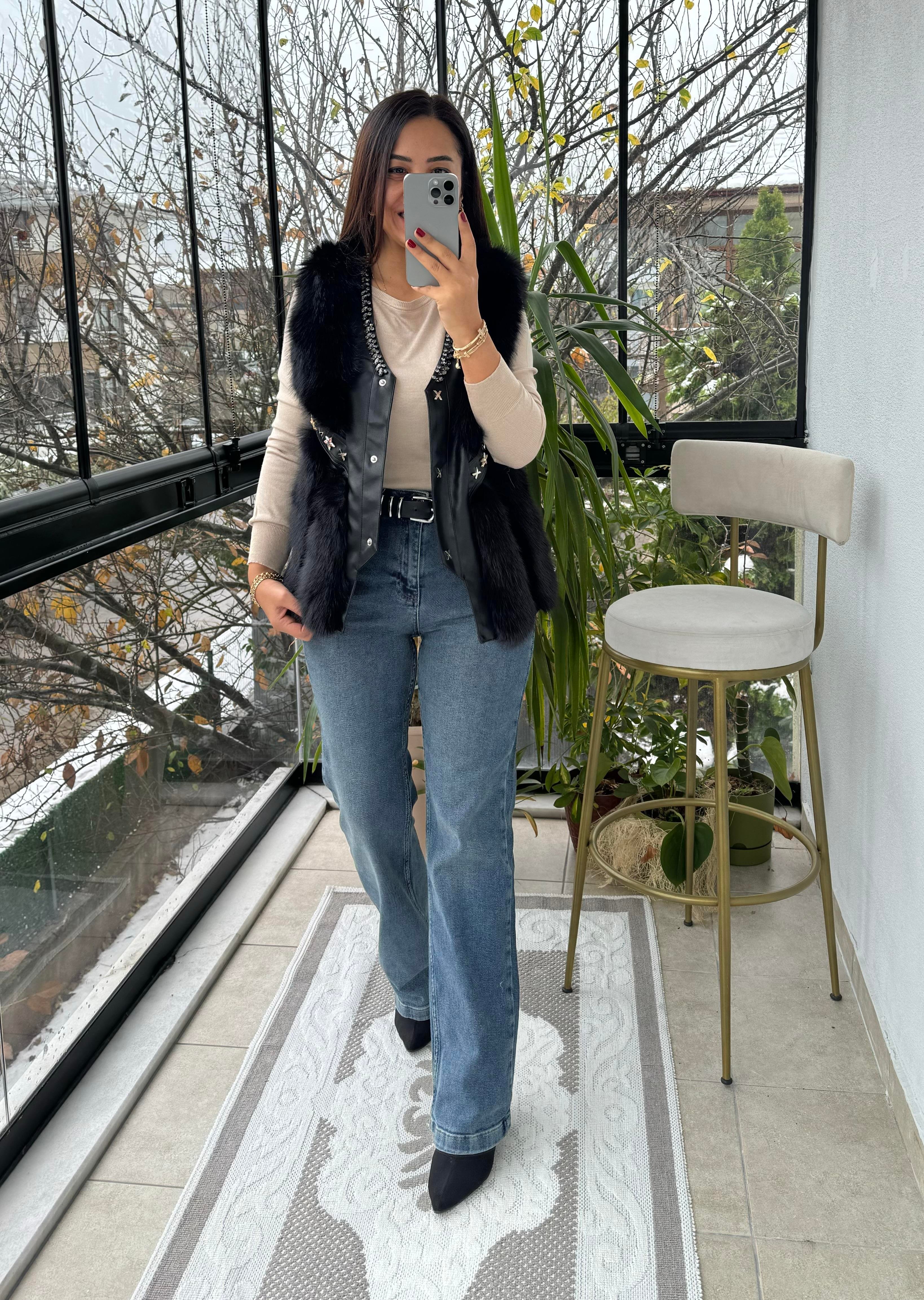 İthal Deri Ve Taş Detaylı Kürklü Yelek Siyah