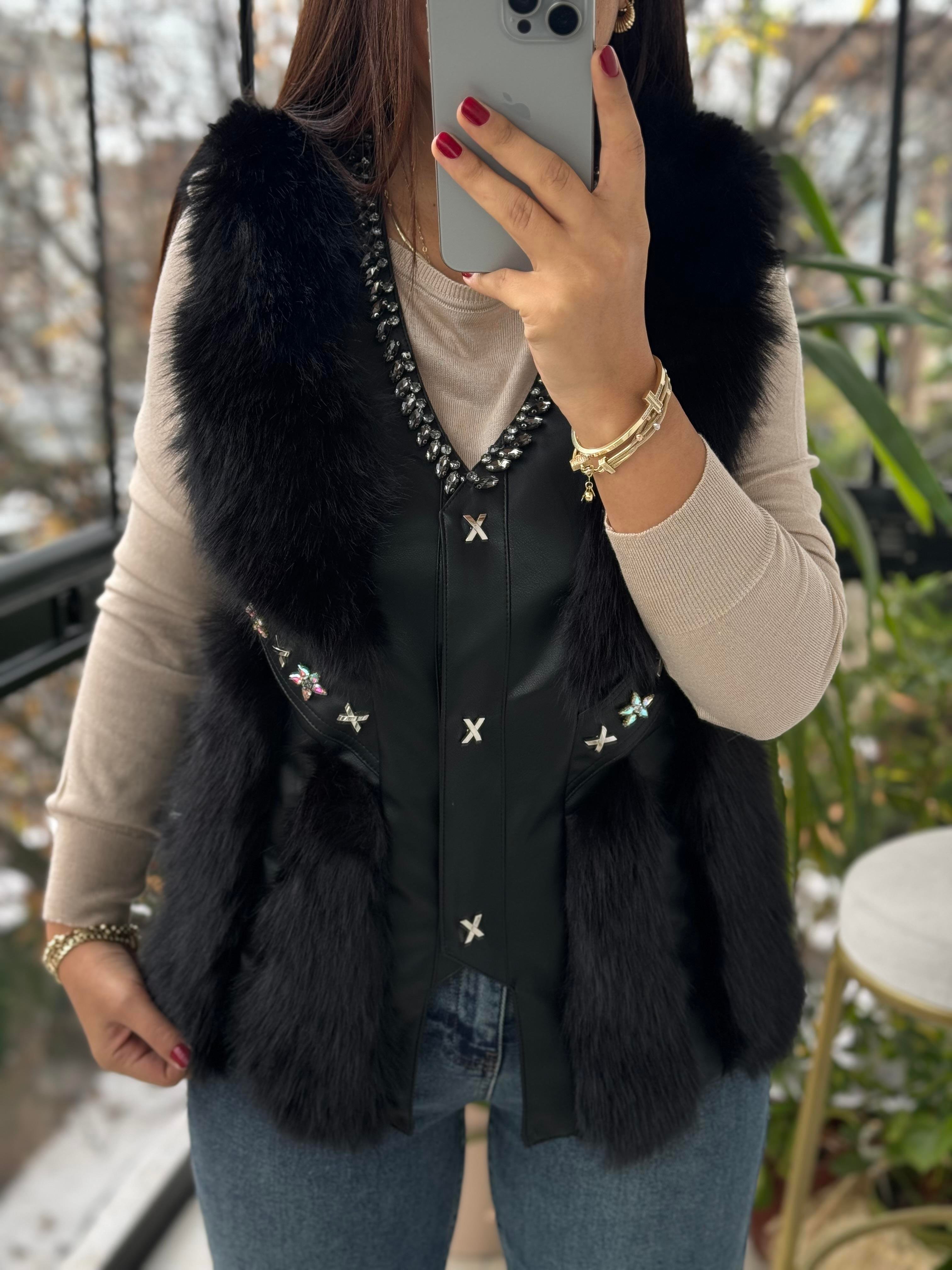 İthal Deri Ve Taş Detaylı Kürklü Yelek Siyah