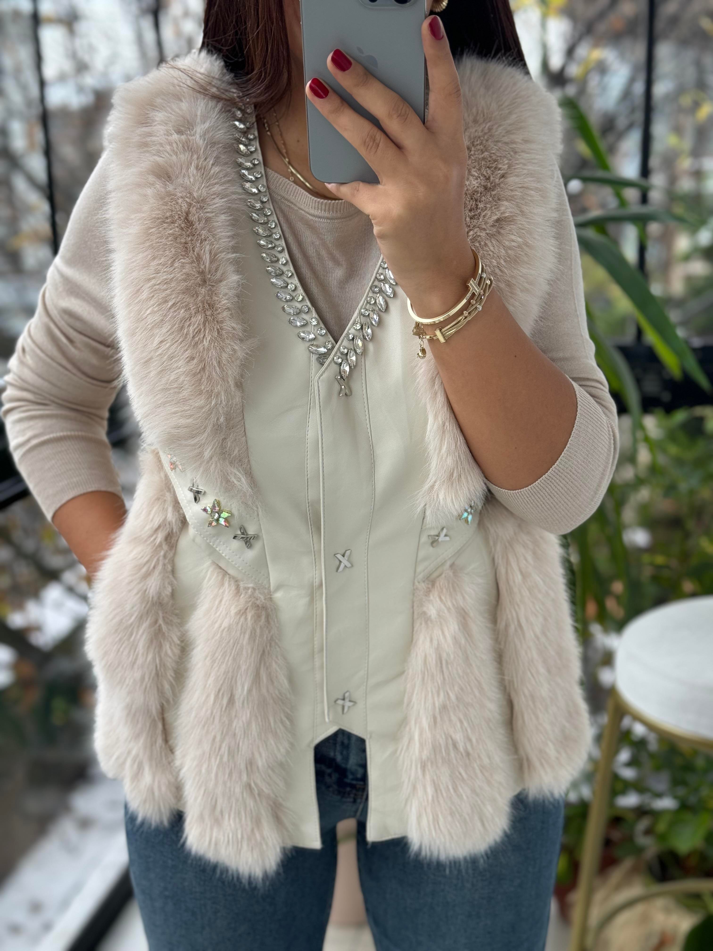 İthal Deri Ve Taş Detaylı Kürklü Yelek Bej