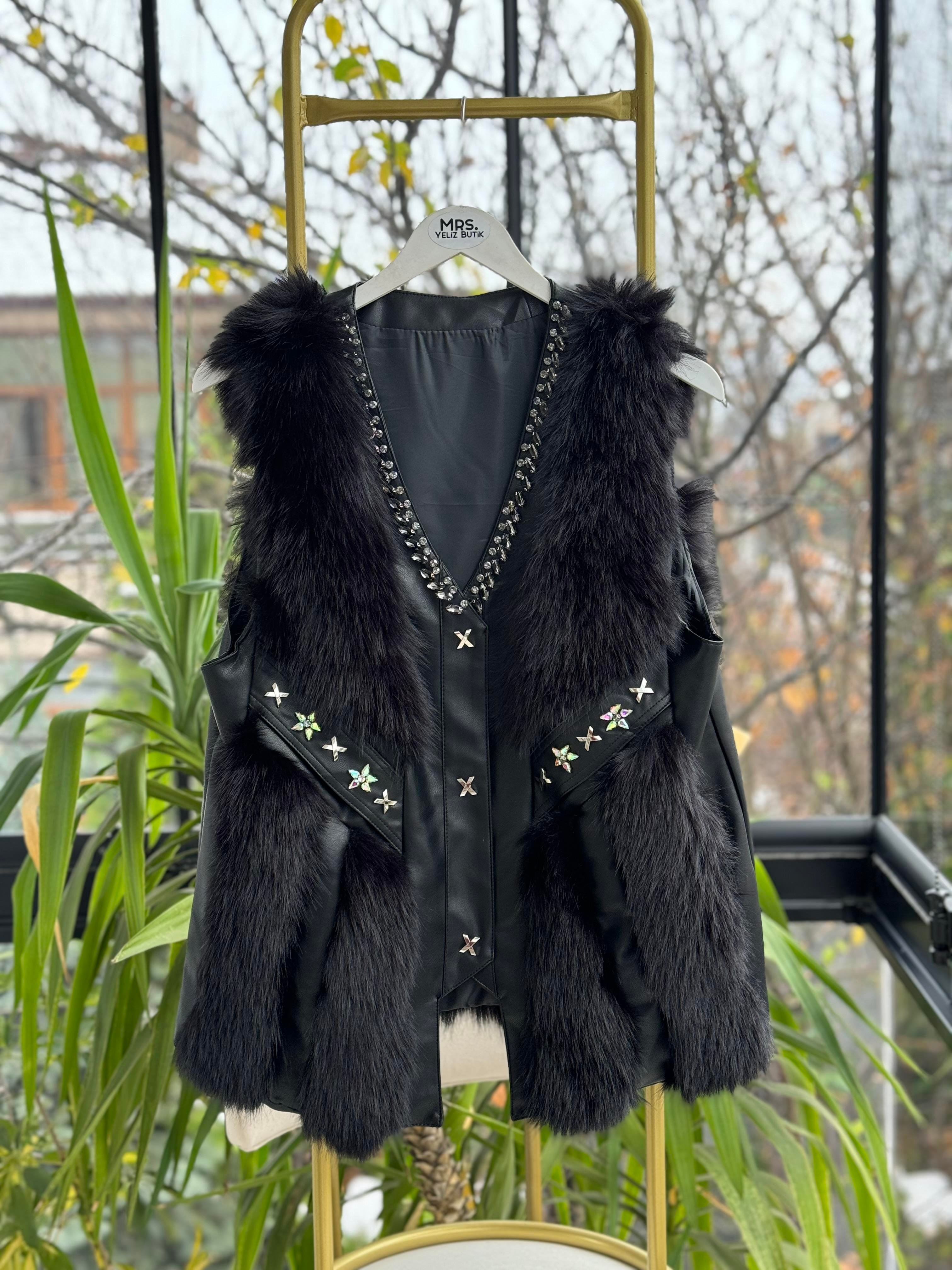 İthal Deri Ve Taş Detaylı Kürklü Yelek Siyah