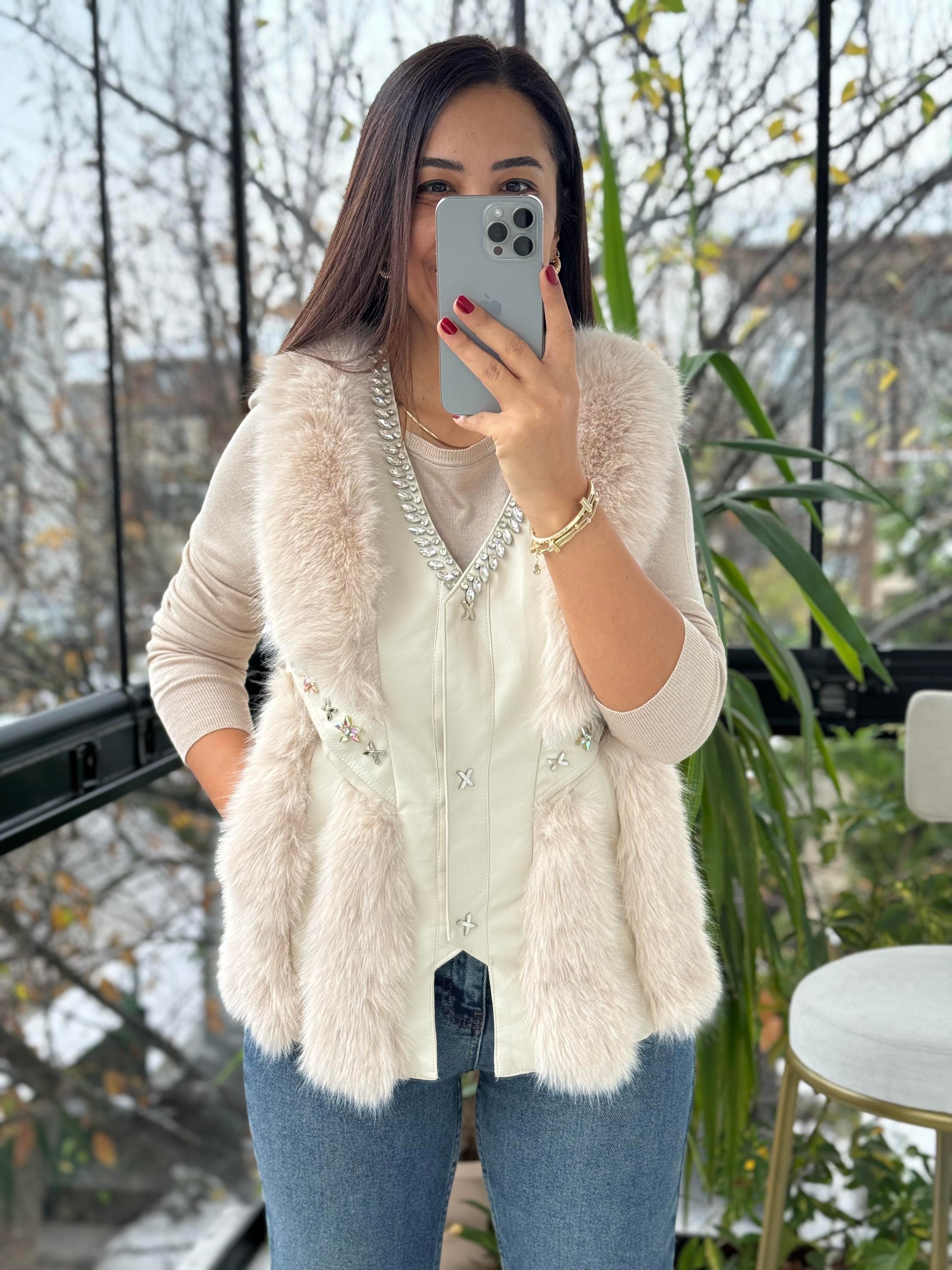 İthal Deri Ve Taş Detaylı Kürklü Yelek Bej