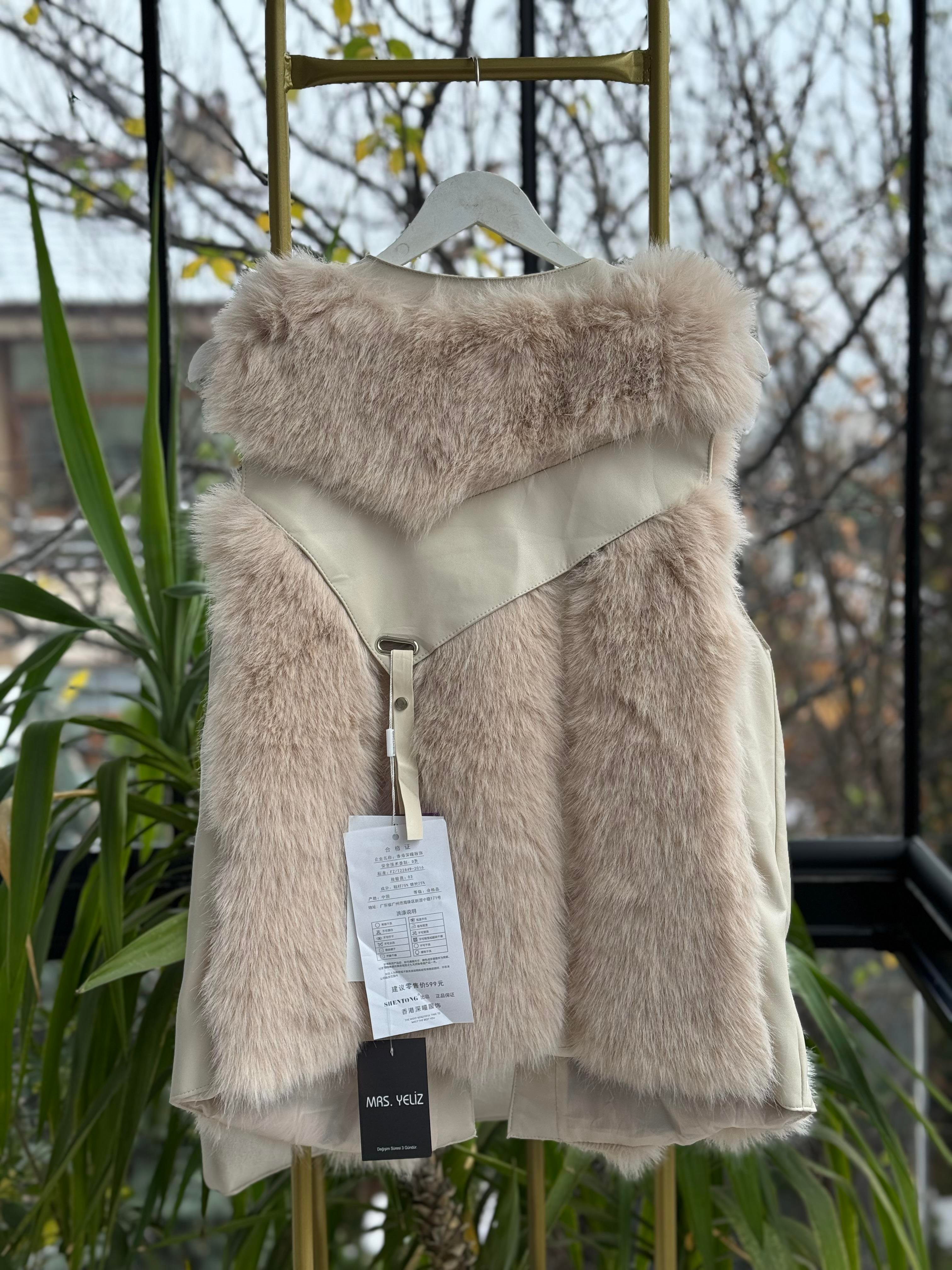 İthal Deri Ve Taş Detaylı Kürklü Yelek Bej