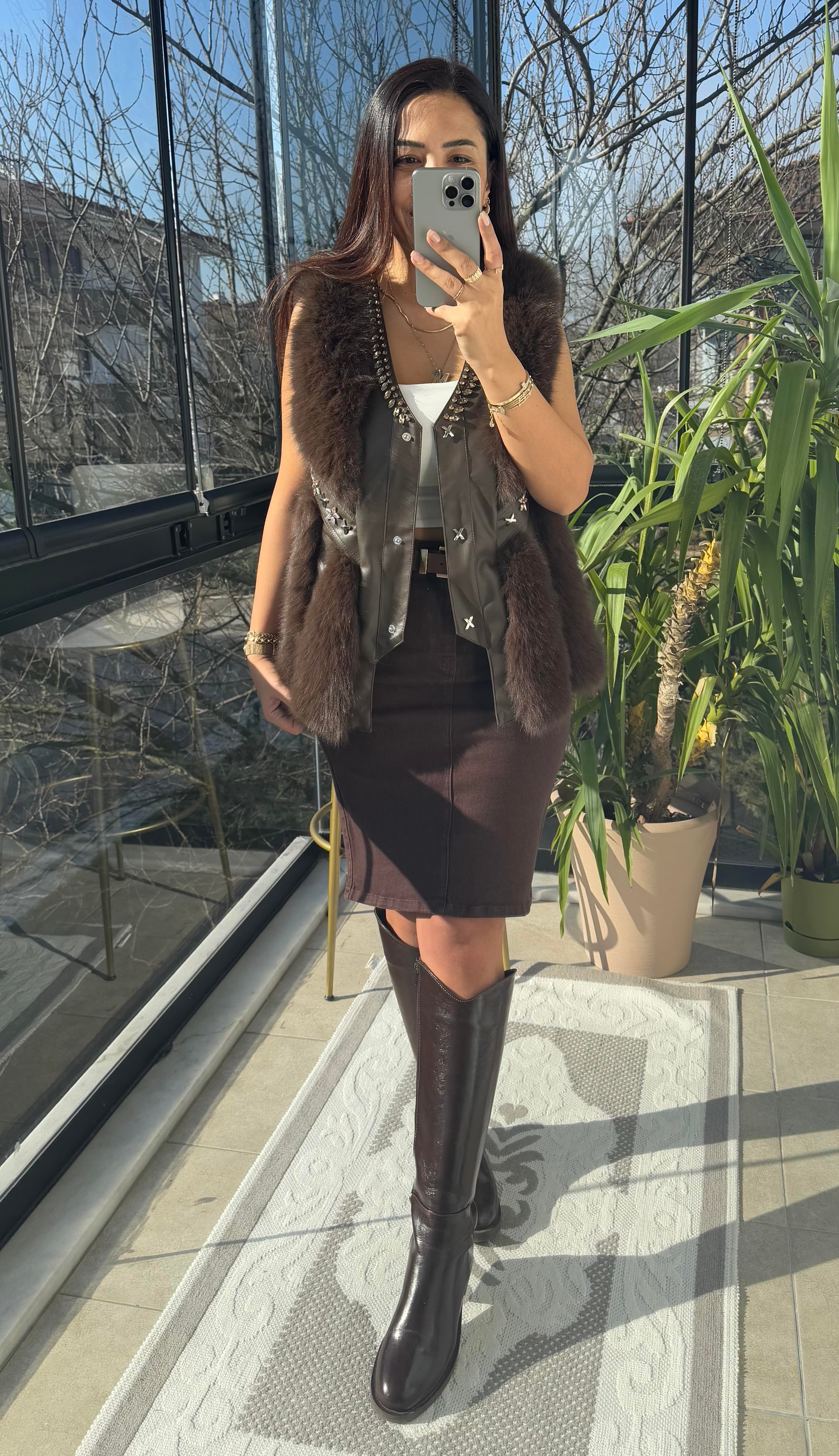 İthal Deri Ve Taş Detaylı Kürklü Yelek Kahve