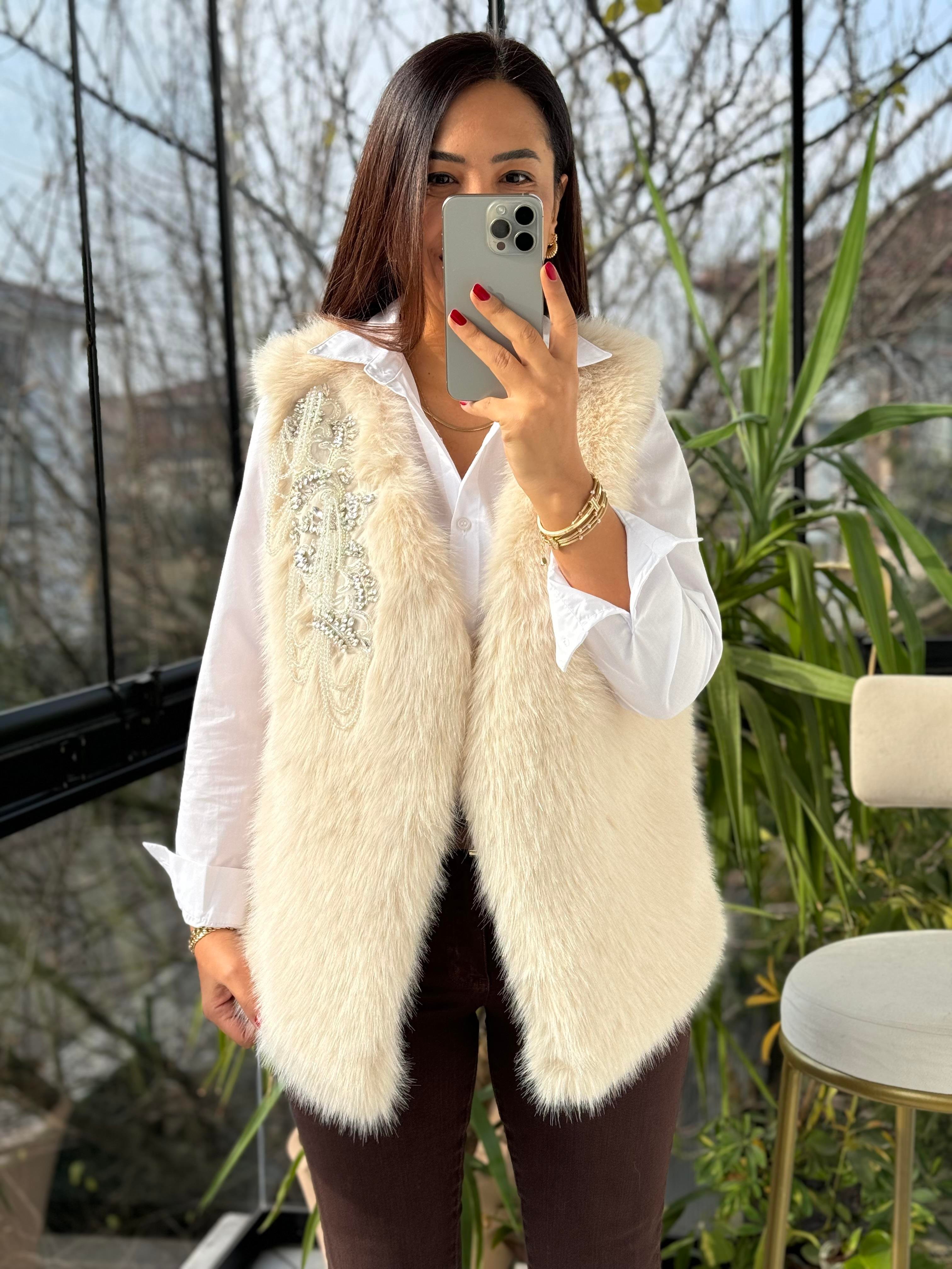 İthal Yakası Sallantılı Boncuklu Kürk Yelek Bej