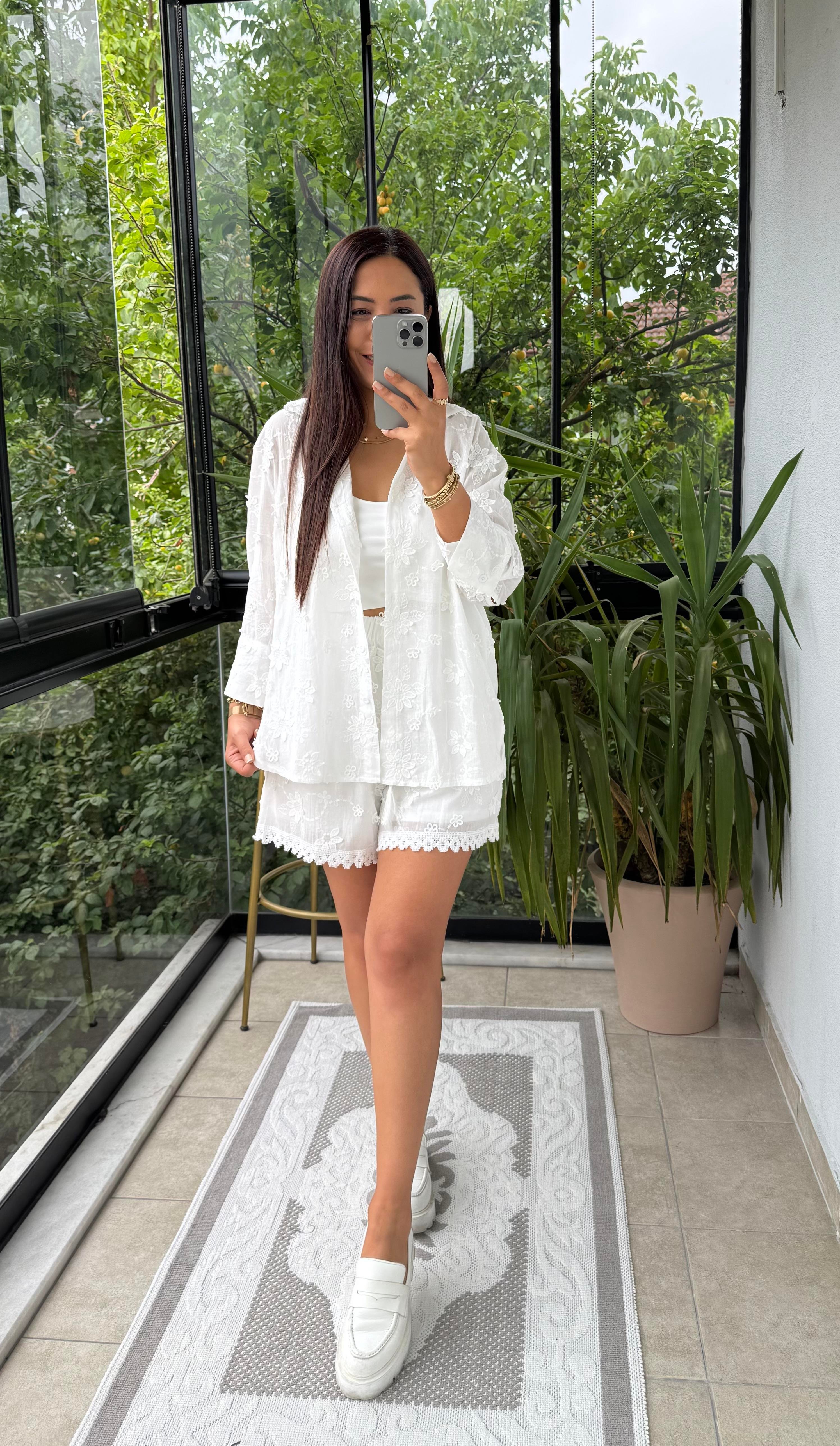 Kapartmalı Çiçekli Şortlu Takım Beyaz