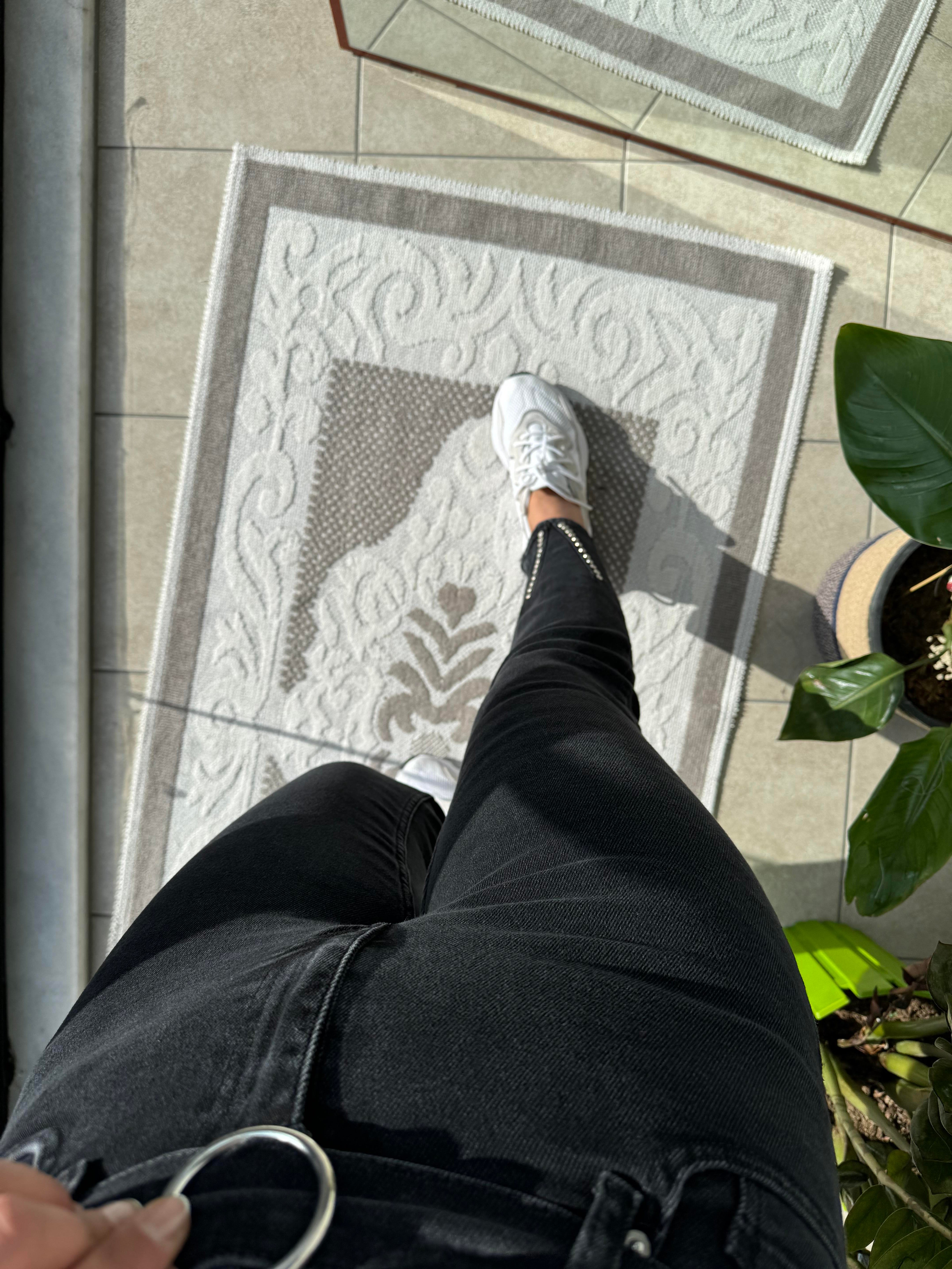 Kemerli Paça Detaylı Mom Jean Füme