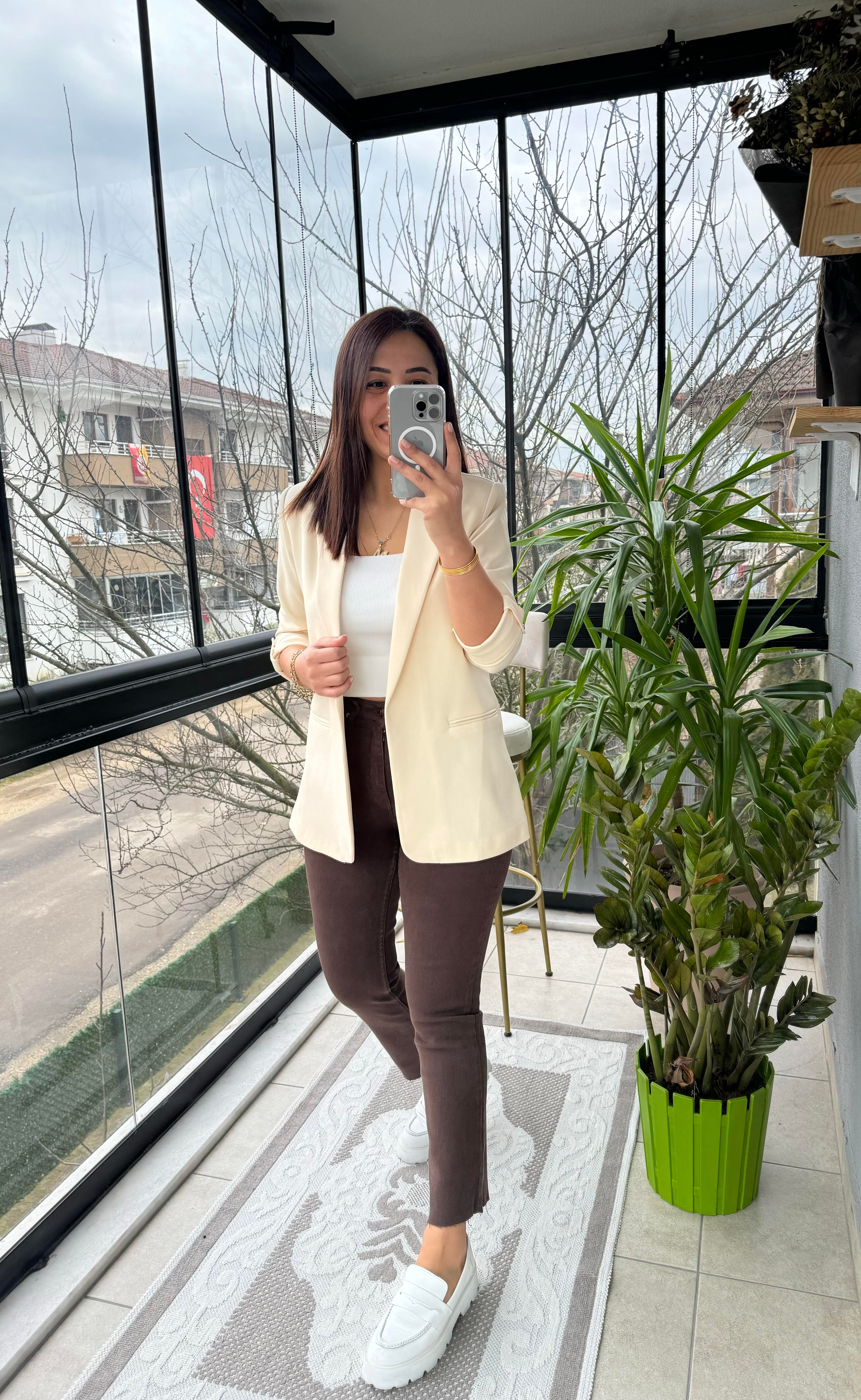 Kolu Kat Detaylı Blazer Ceket Krem