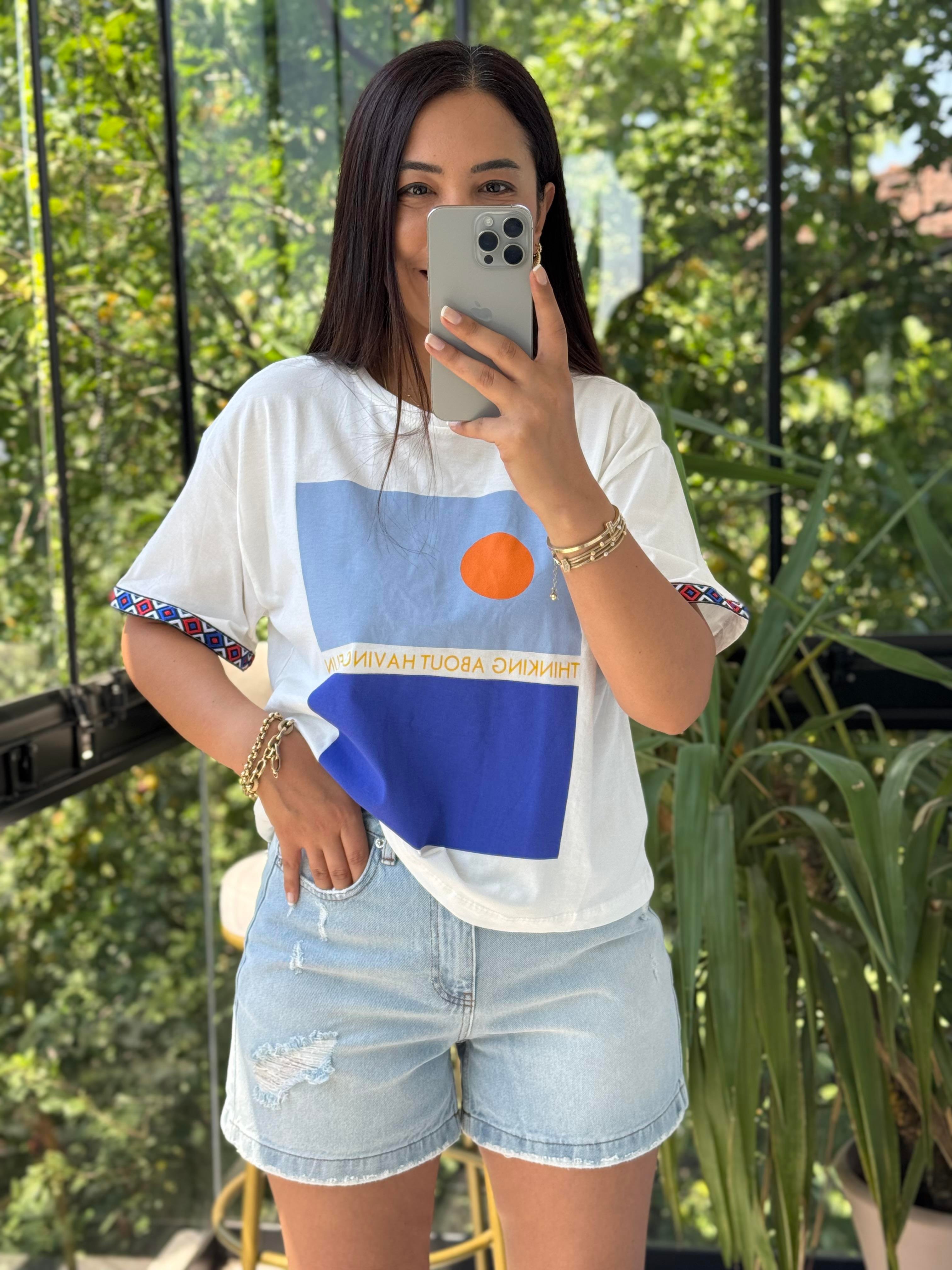 Kolu Nakışlı Basklı Tişört Beyaz