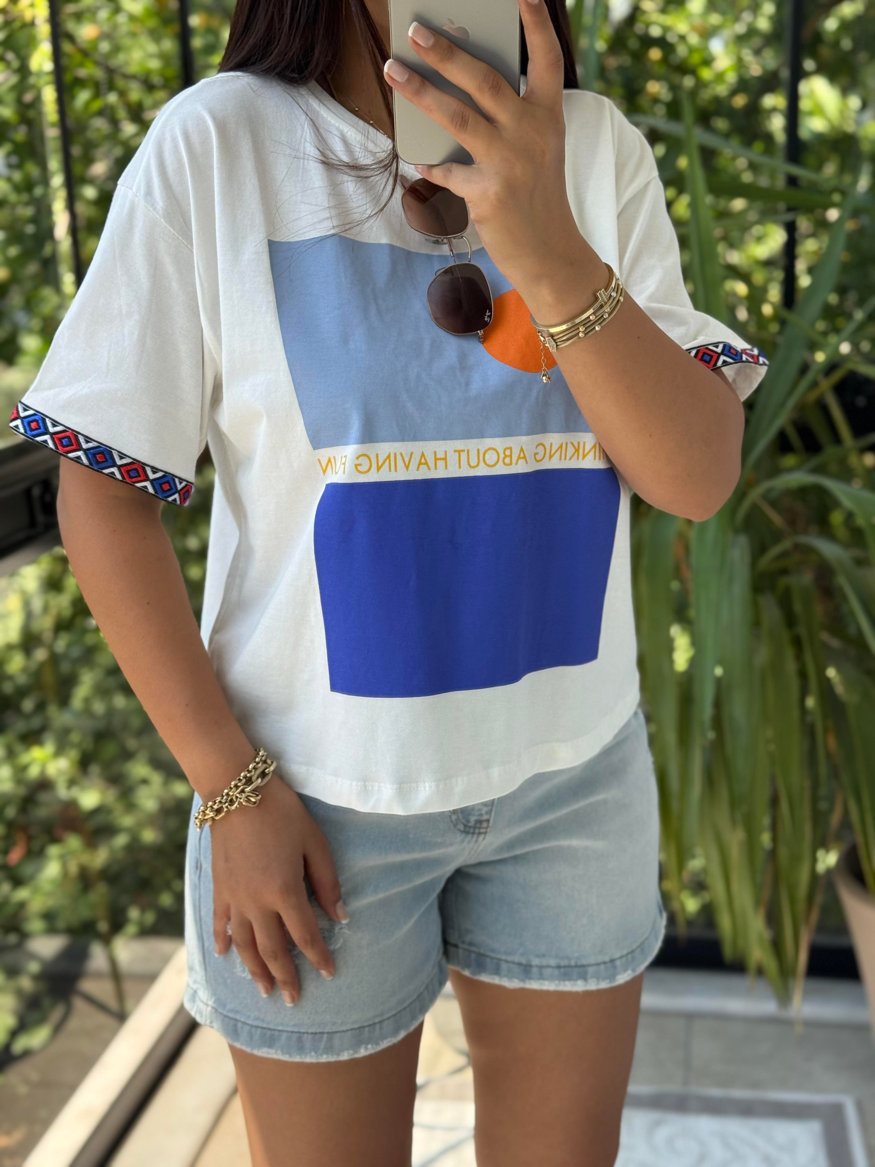 Kolu Nakışlı Basklı Tişört Beyaz