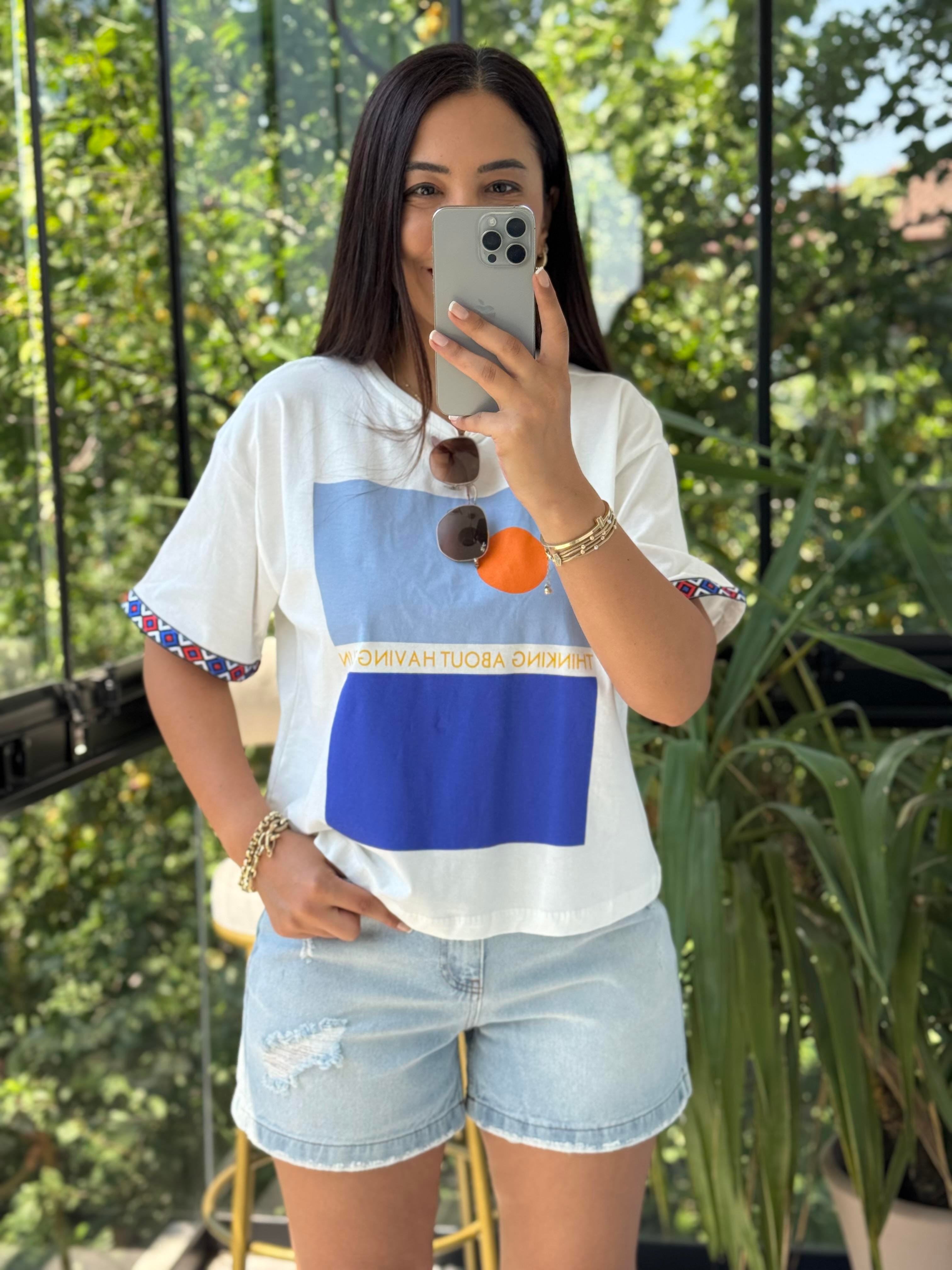 Kolu Nakışlı Basklı Tişört Beyaz